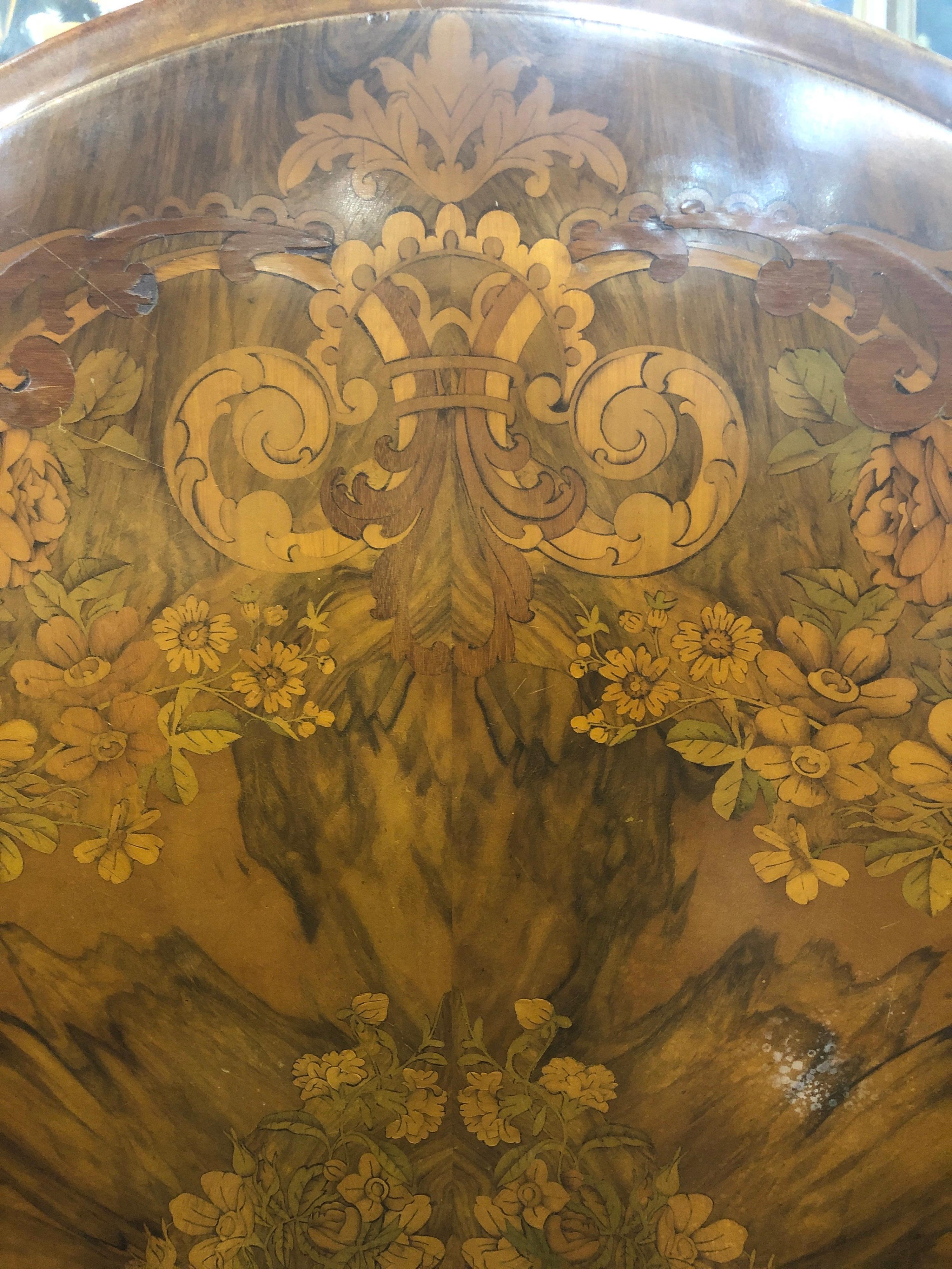 Marqueterie Tavolo da centro vittoriano in noce intarsiato del XIX secolo, anni 1850