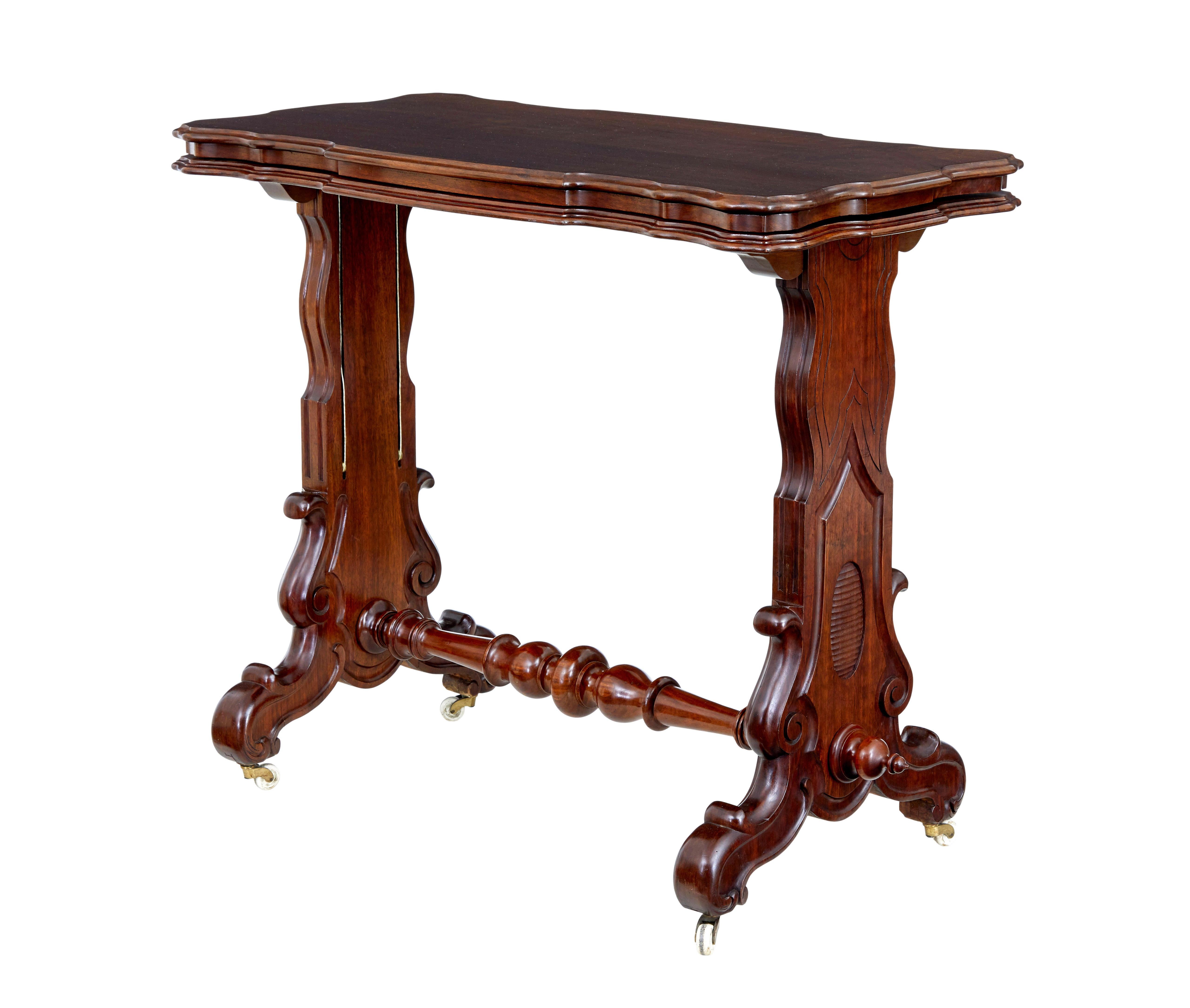 Cameriere muto in noce metamorfico del XIX secolo, circa 1880.

Piano rettangolare con bordi decorativi sagomati.  Il piano si solleva per formare 3 superfici di servizio.  Estremità a cavalletto intagliate, unite da una barella tornita.  I livelli