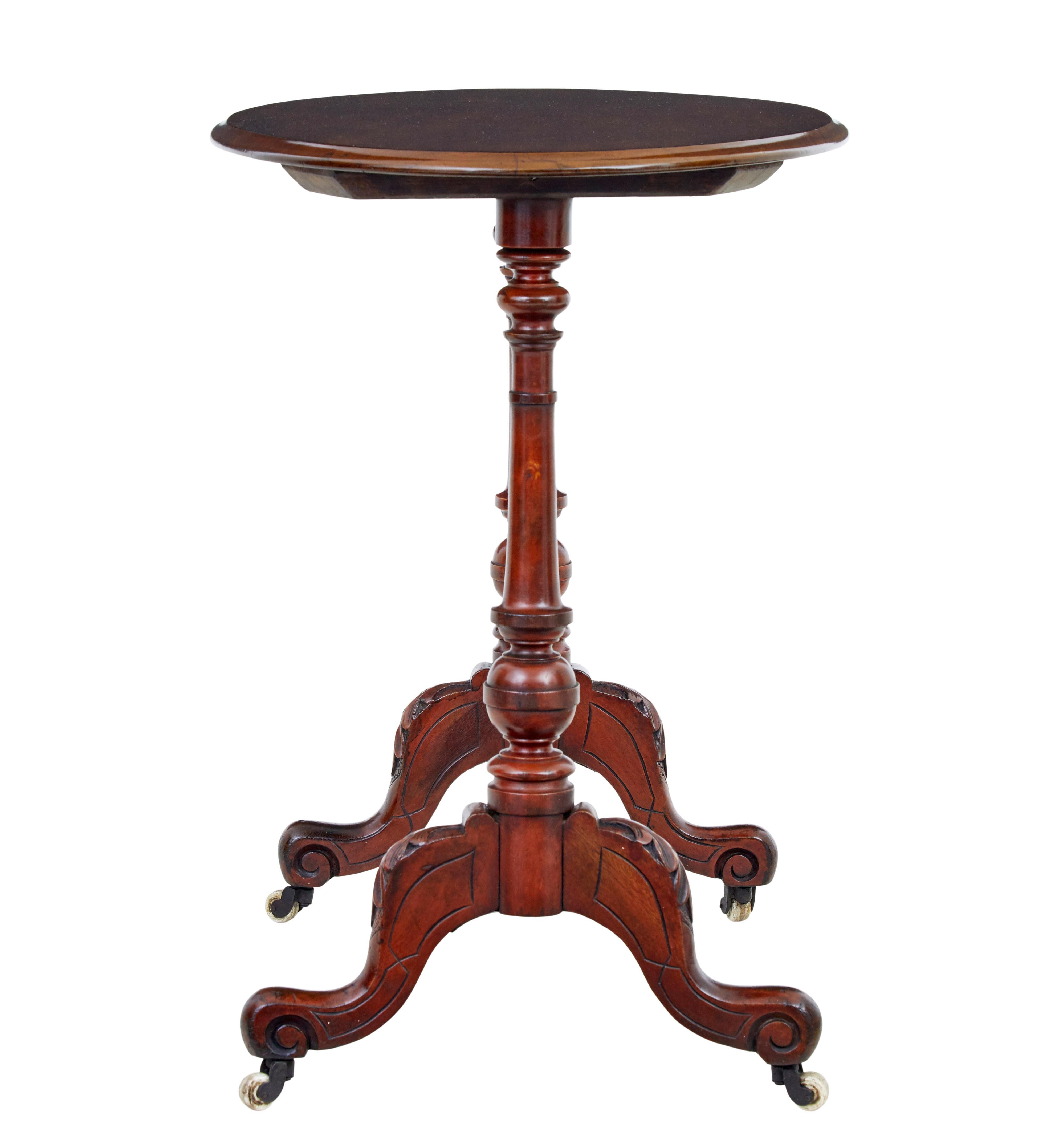 English 19th century Victorian walnut oval occasional table For Sale