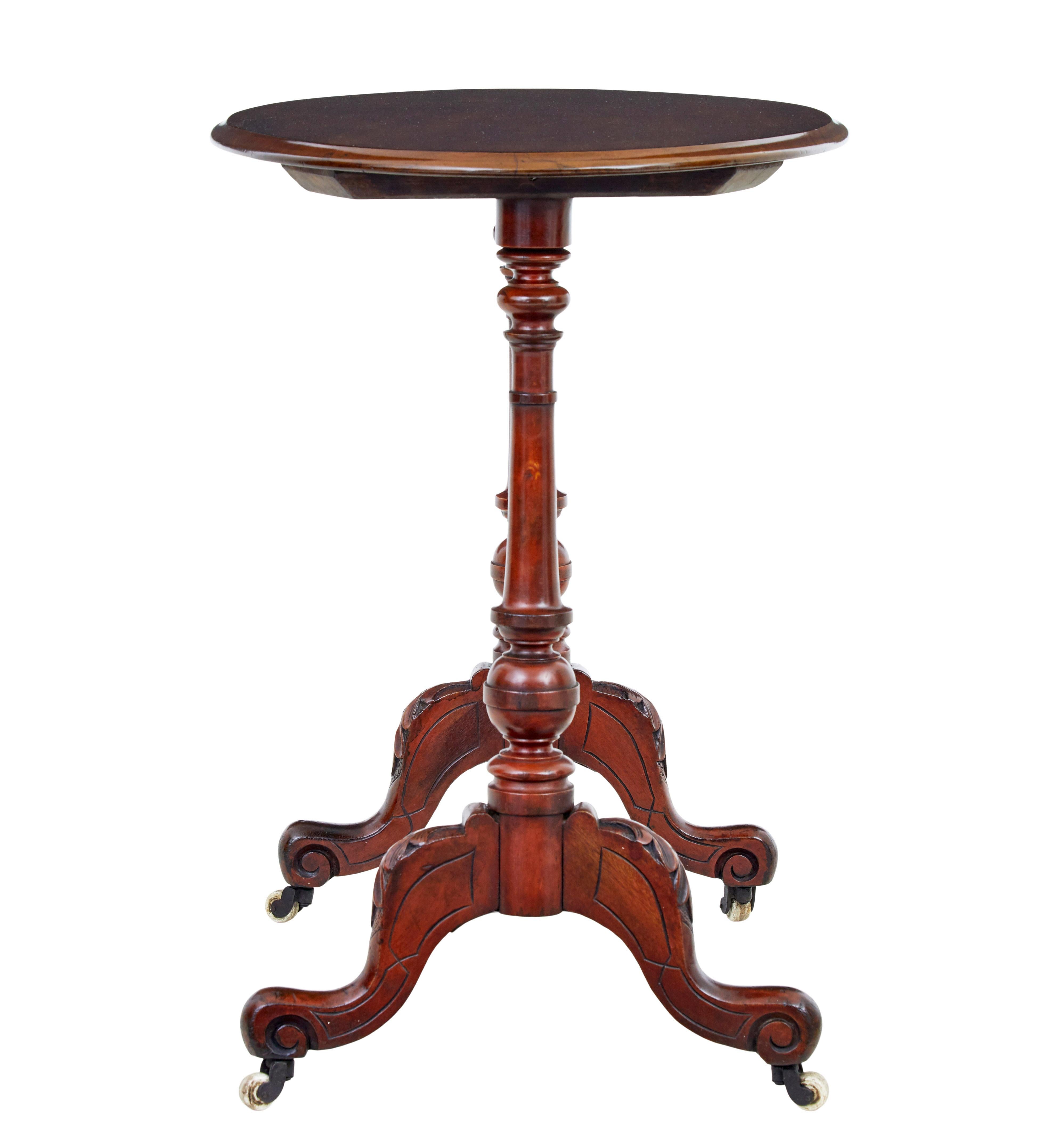 Victorien Table d'appoint ovale en noyer de l'époque victorienne du 19e siècle en vente