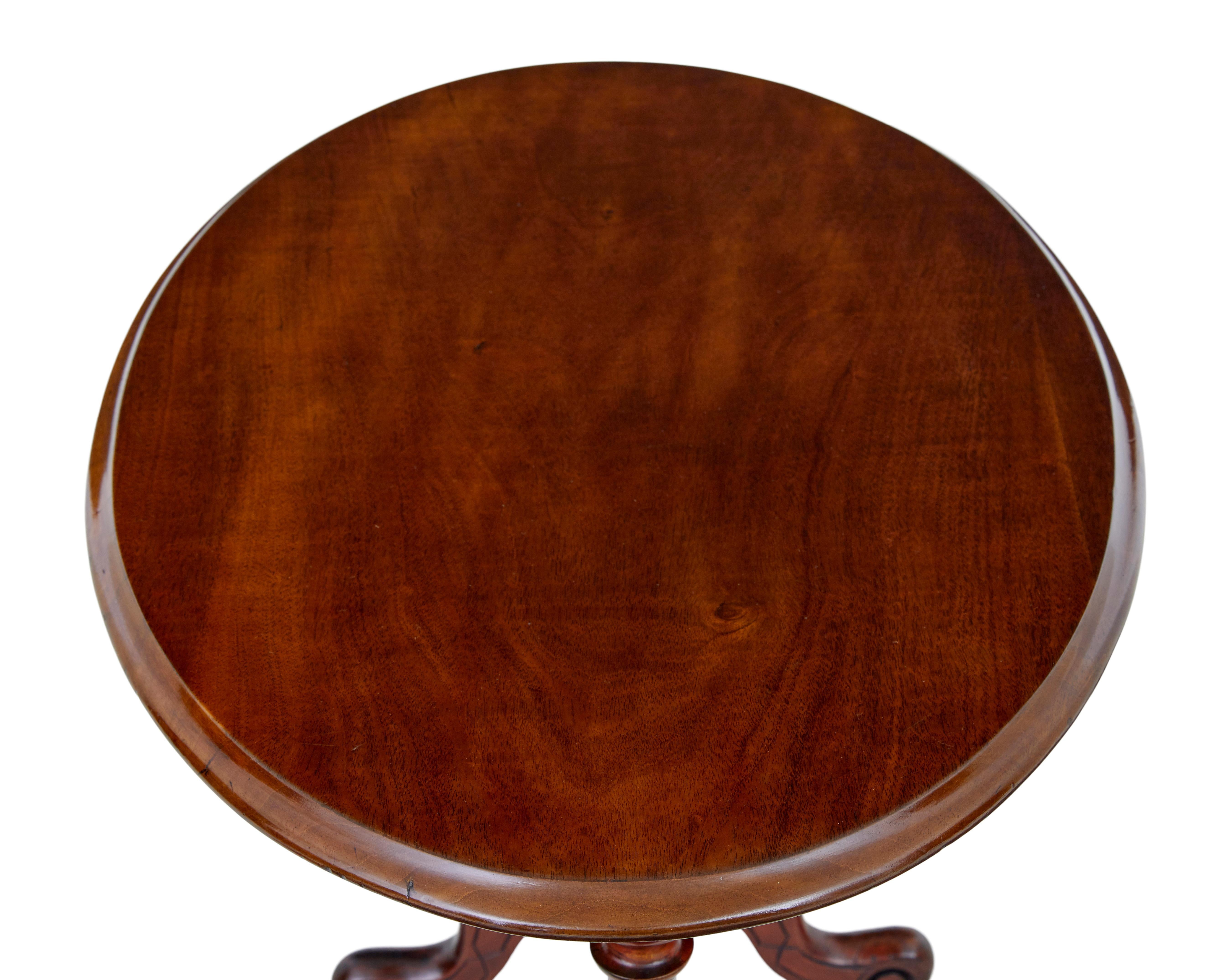 19th century Victorian walnut oval occasional table In Good Condition For Sale In Debenham, Suffolk