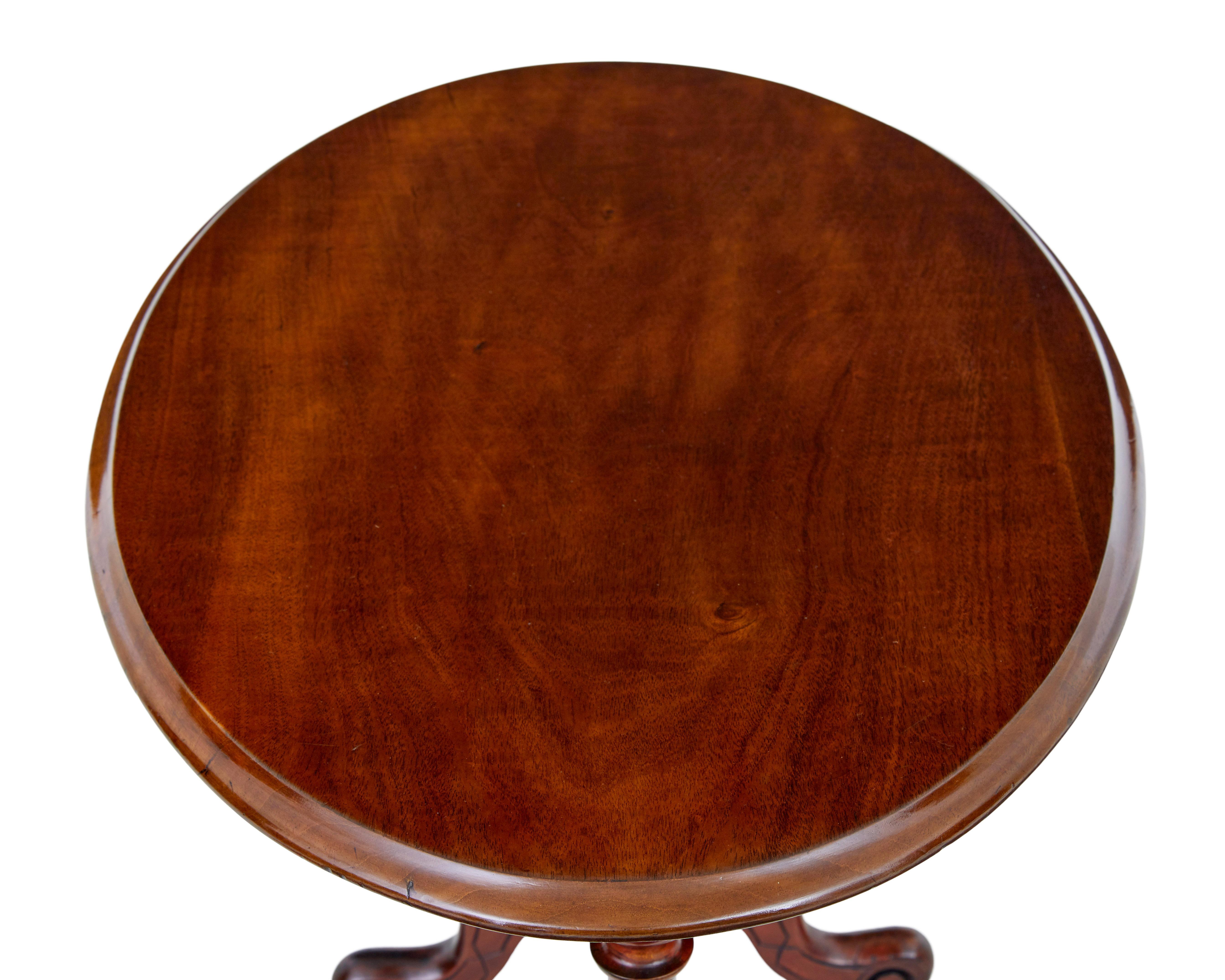 Sculpté Table d'appoint ovale en noyer de l'époque victorienne du 19e siècle en vente