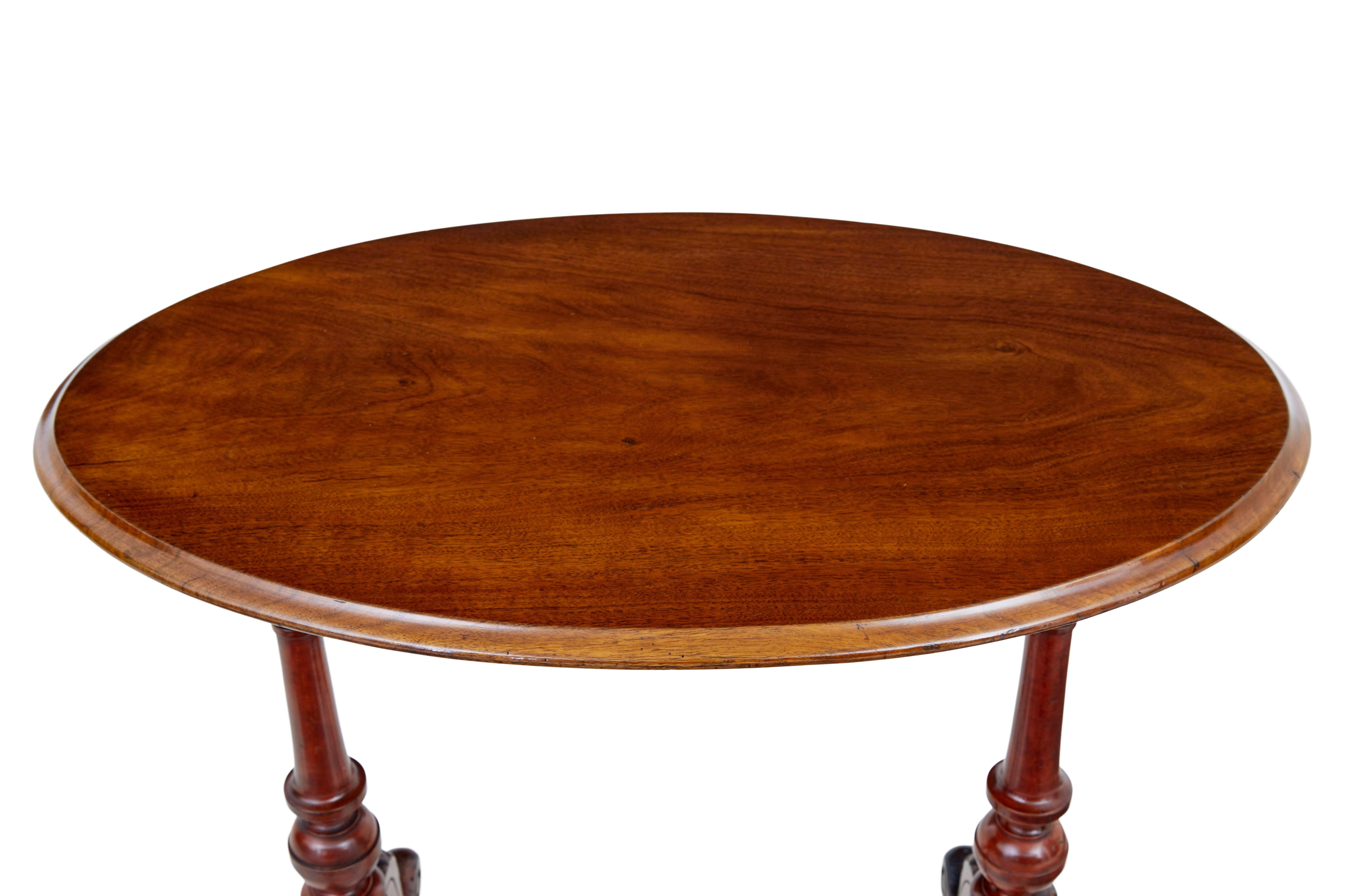 Table d'appoint ovale en noyer de l'époque victorienne du 19e siècle Bon état - En vente à Debenham, Suffolk