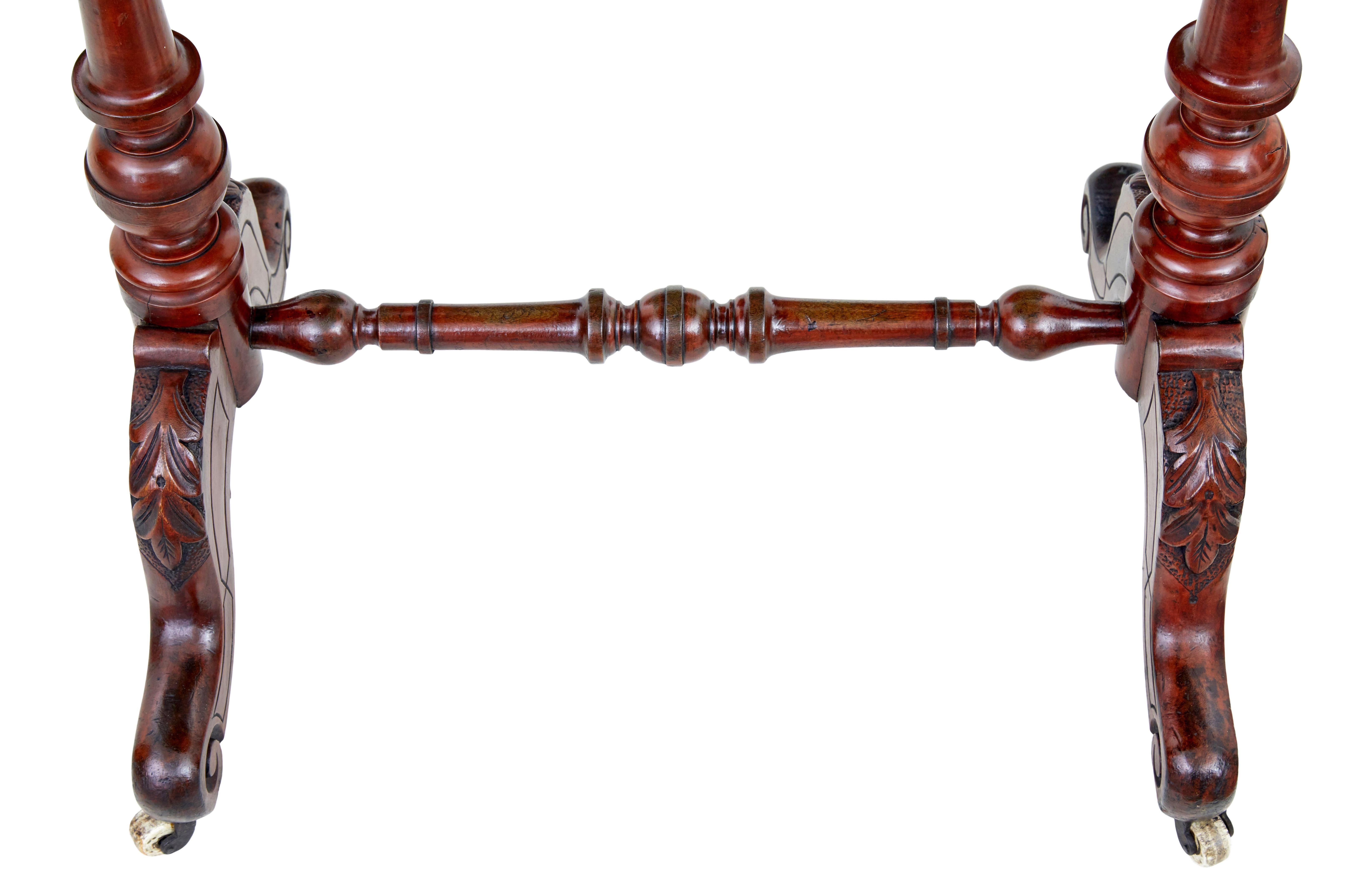 XIXe siècle Table d'appoint ovale en noyer de l'époque victorienne du 19e siècle en vente