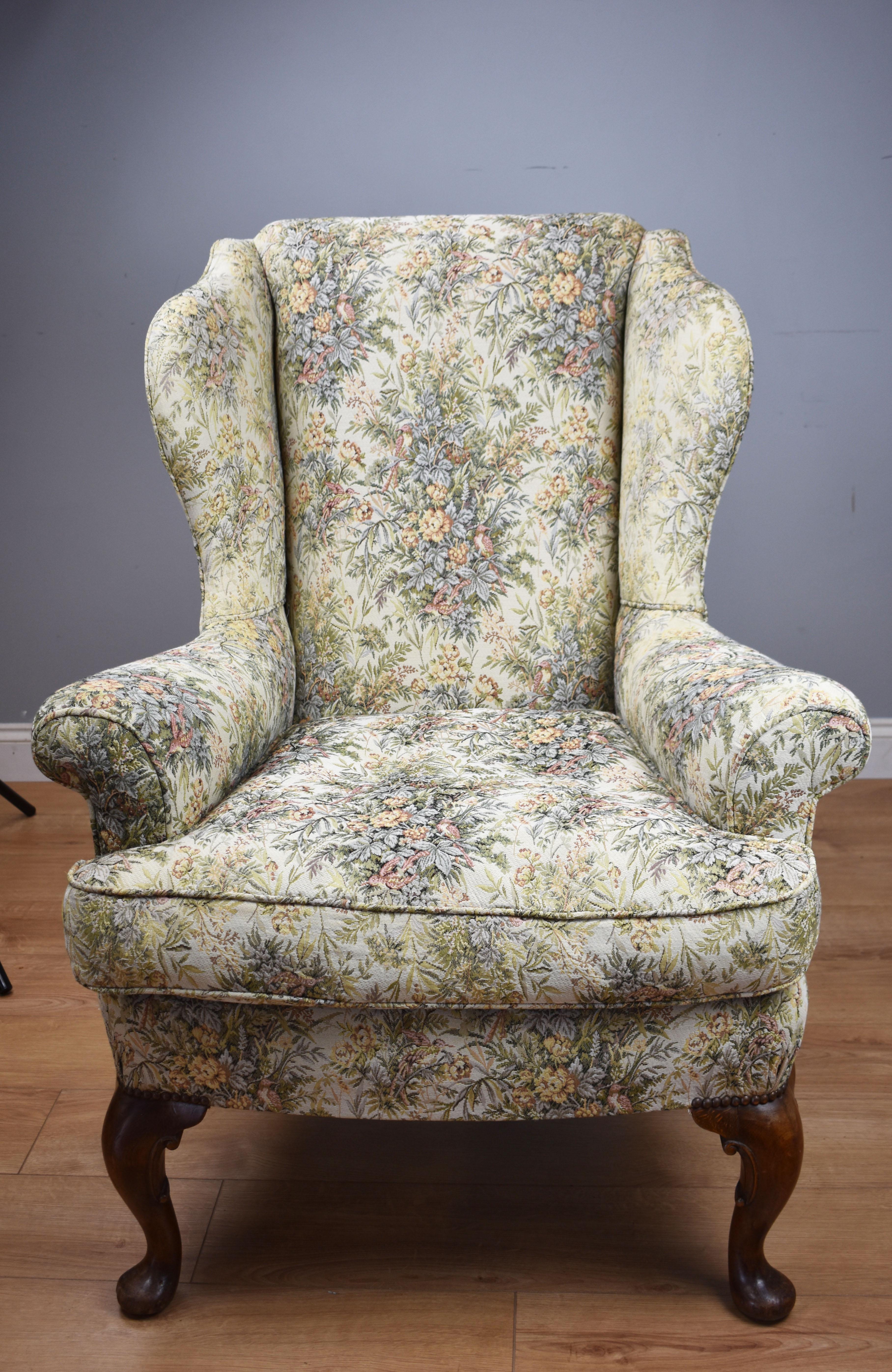 19th Century English Victorian Walnut Wing Back Armchair In Good Condition In Chelmsford, Essex