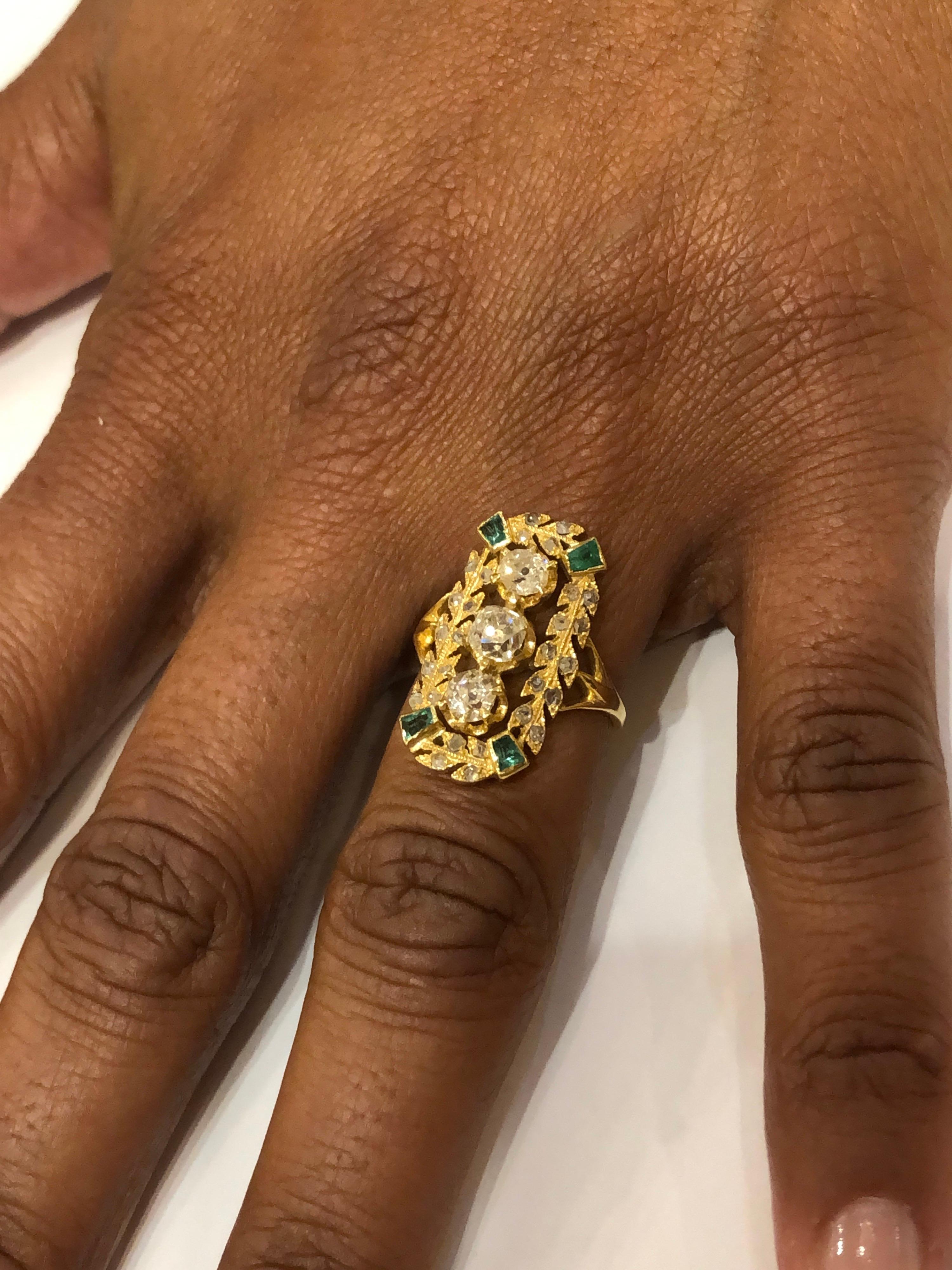 Victorian 18k Yellow Gold, Diamonds and Emeralds Cocktail Ring In Good Condition For Sale In Pamplona, Navarra