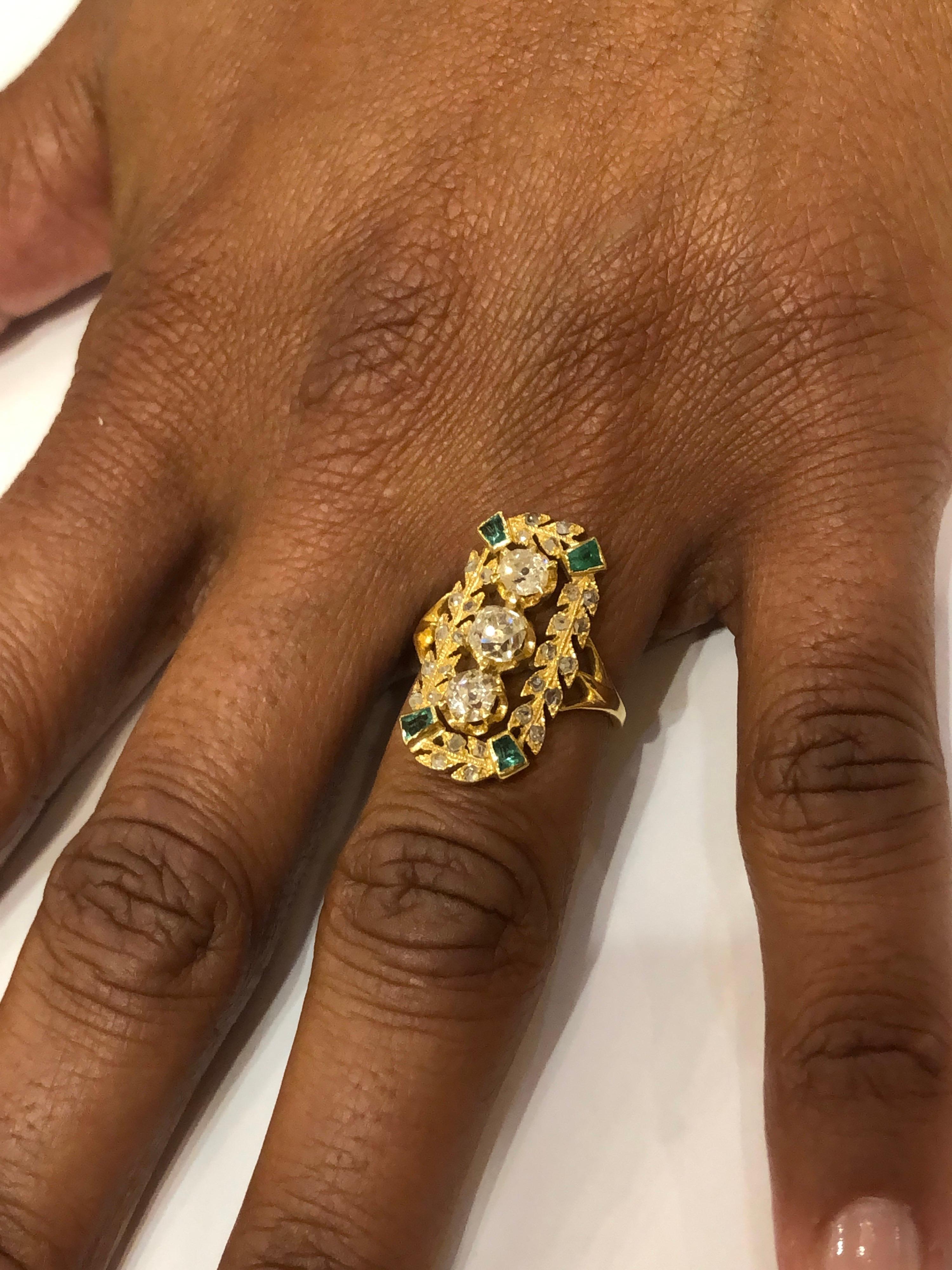 Victorian 18k Yellow Gold, Diamonds and Emeralds Cocktail Ring In Good Condition In Pamplona, Navarra