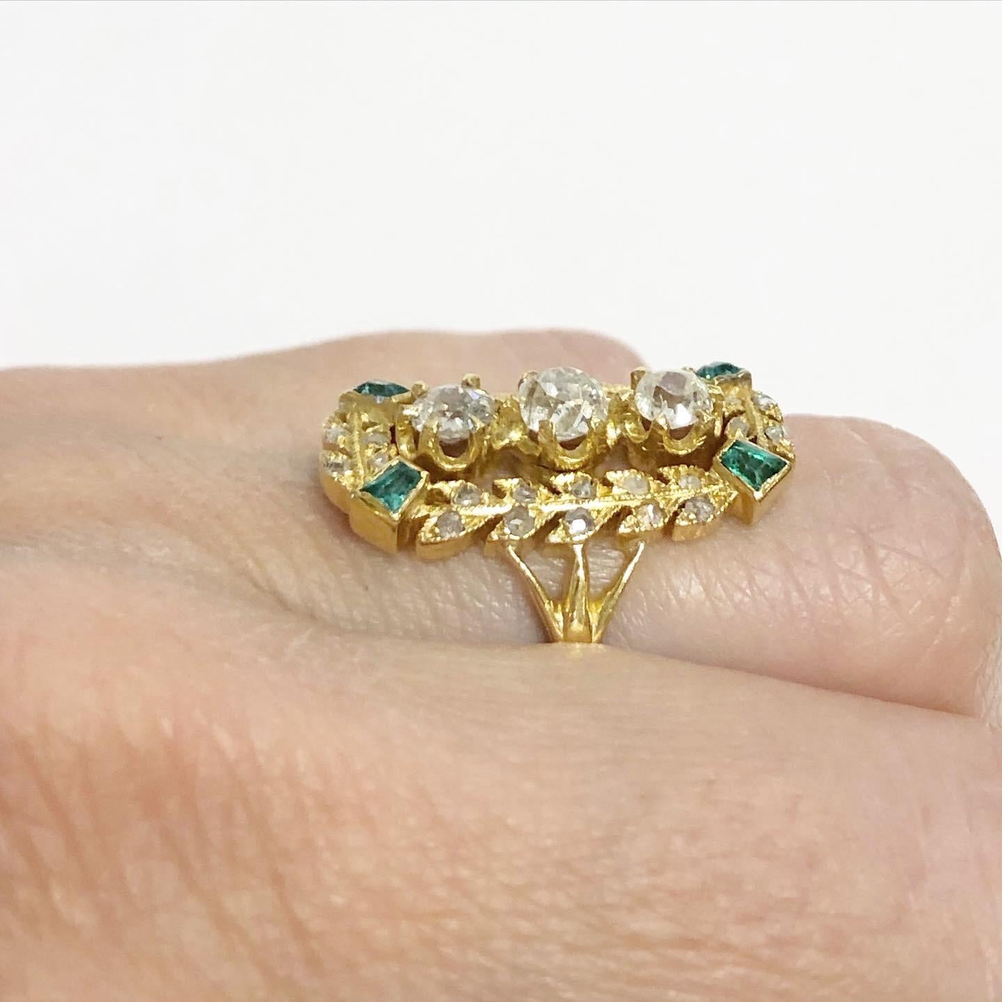 Victorian 18k Yellow Gold, Diamonds and Emeralds Cocktail Ring For Sale 2
