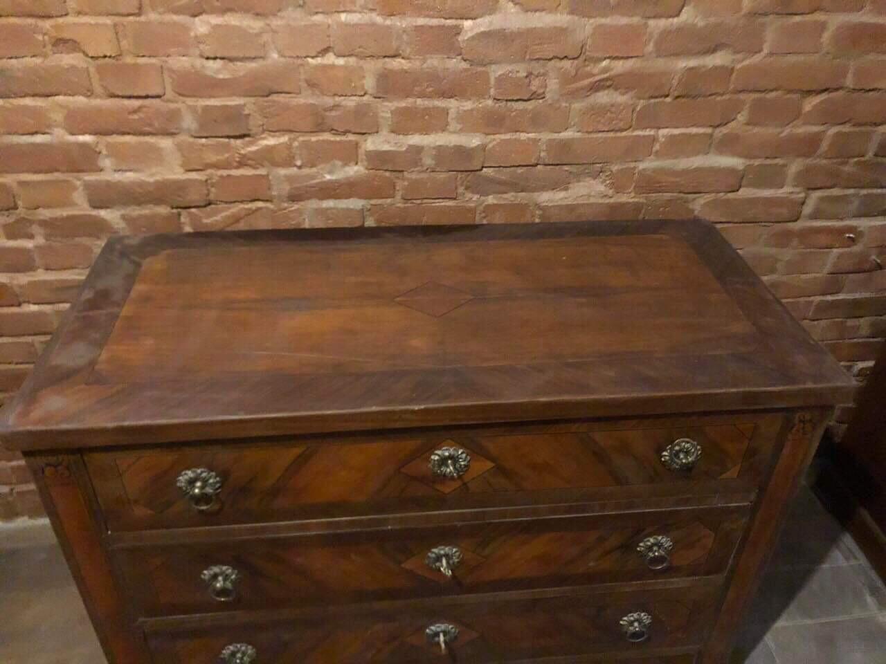 Beautiful Biedermeier commode which is in original conditions.
All the part is walnuts aplicat with intarsia stripes. With original handle, lock and key. I can restore it as needed.