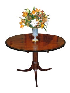 Tavolo da centro in legno di tasso Biedermeier-Vienna del XIX secolo su un'elegante base a treppiede