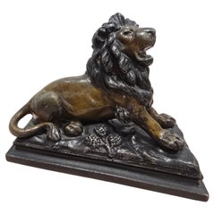 Lion en Vienna Bronze du XIXe siècle, peint à froid et signé « MR »