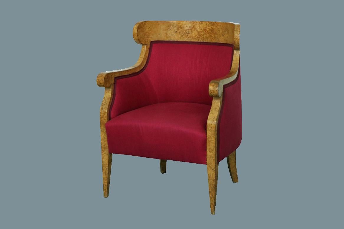 Hello,
This elegant and truly exceptional early Viennese Biedermeier bergere was made in circa 1825.

Viennese Biedermeier pieces are distinguished by their sophisticated proportions, rare and refined design, excellent craftsmanship and continue to