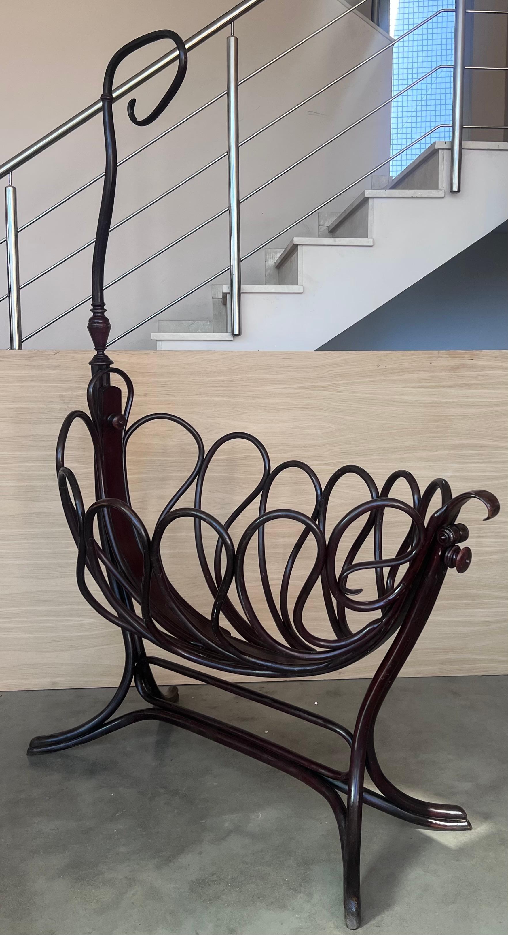 Rara culla per bambini originale del periodo Art Nouveau viennese in legno di faggio, attribuita al produttore di mobili e designer d'interni austriaco J. & J. Kohn (Jacob and Josef Kohn Company).   Realizzato squisitamente a mano nello stile della