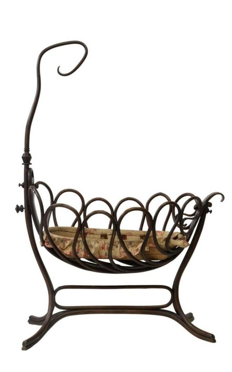 19th Century Viennese Jacob & Josef Kohn Attributed Bentwood Cradle In Good Condition For Sale In Forney, TX