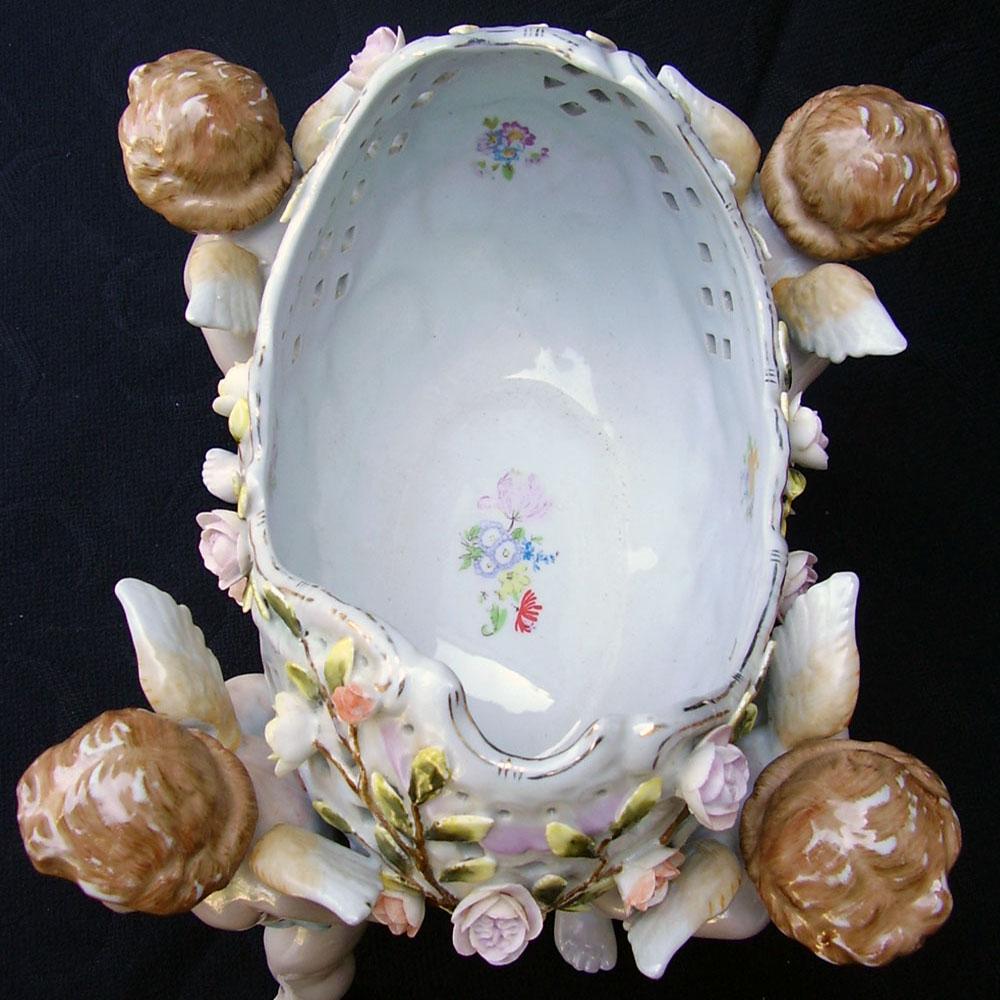 Jardinière ou coupe de centre de table en porcelaine viennoise du 19ème siècle avec chérubin figuratif en vente 3