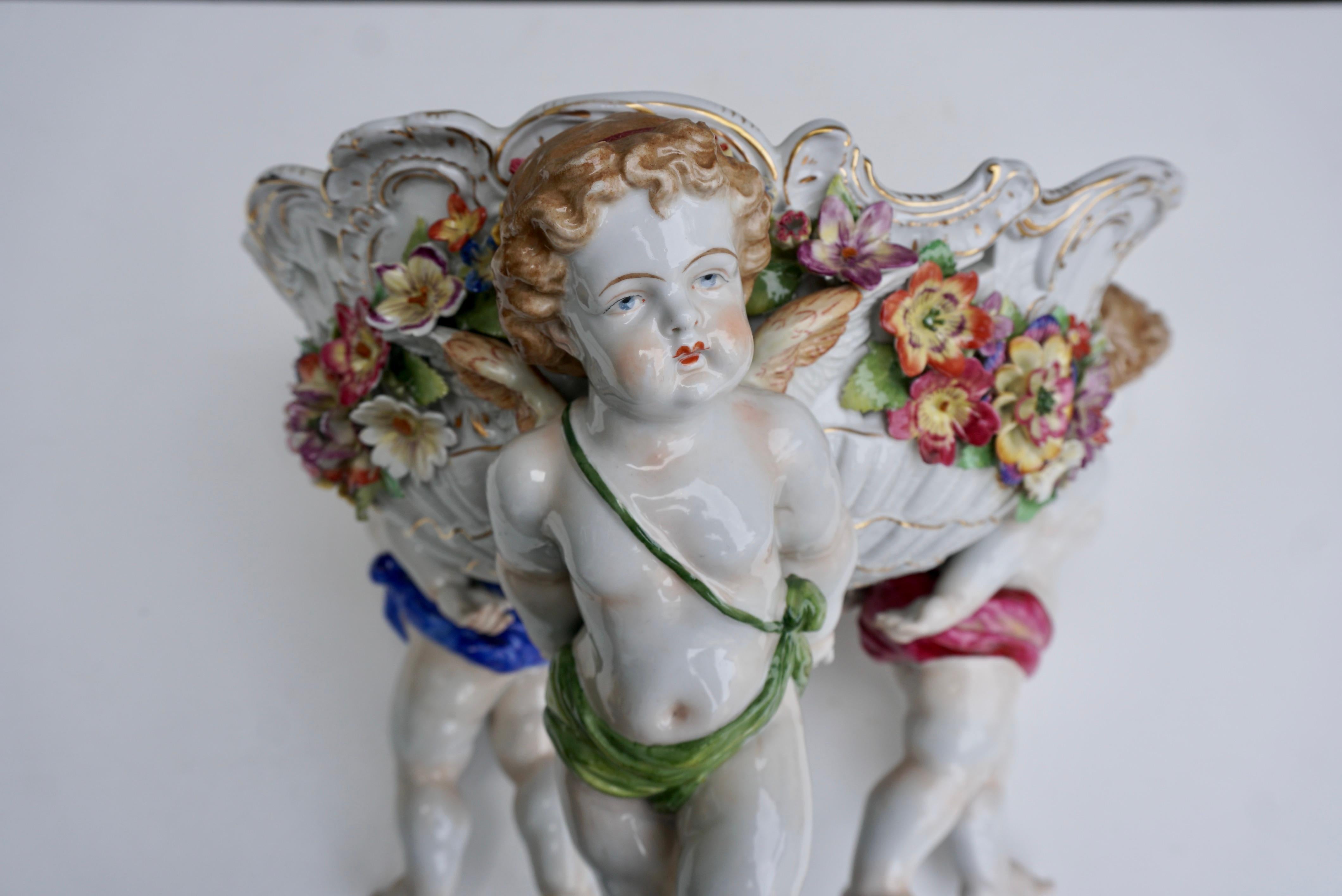 Jardinière ou bol de centre de table en porcelaine viennoise du 19e siècle avec chérubin figuratif en vente 3