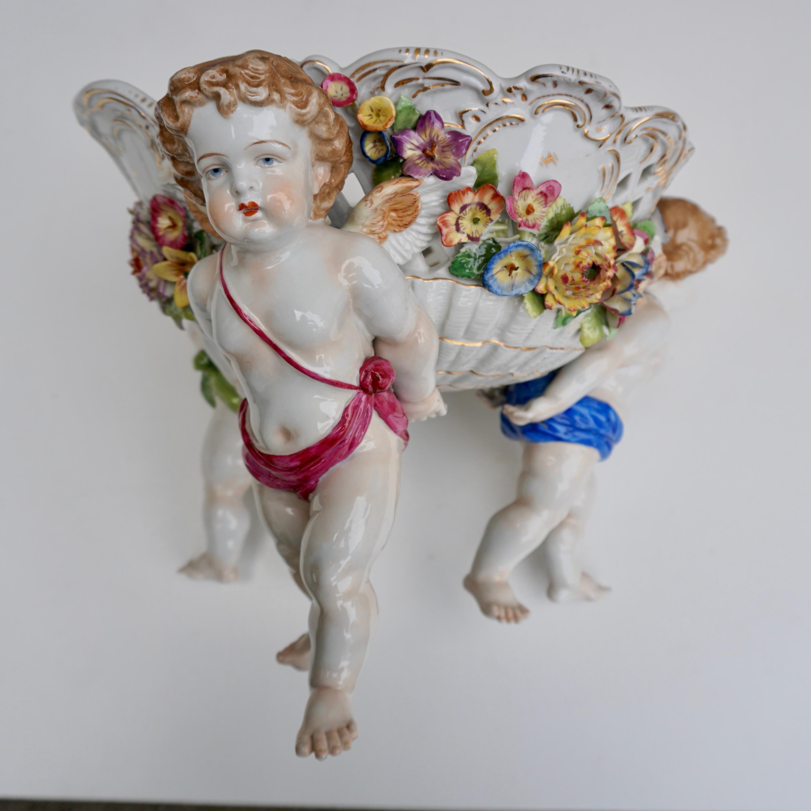 Jardinière ou bol de centre de table en porcelaine viennoise du 19e siècle avec chérubin figuratif en vente 4