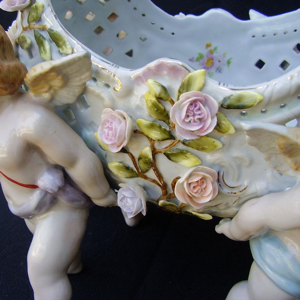 Jardinière ou coupe de centre de table en porcelaine viennoise du 19ème siècle avec chérubin figuratif en vente 5