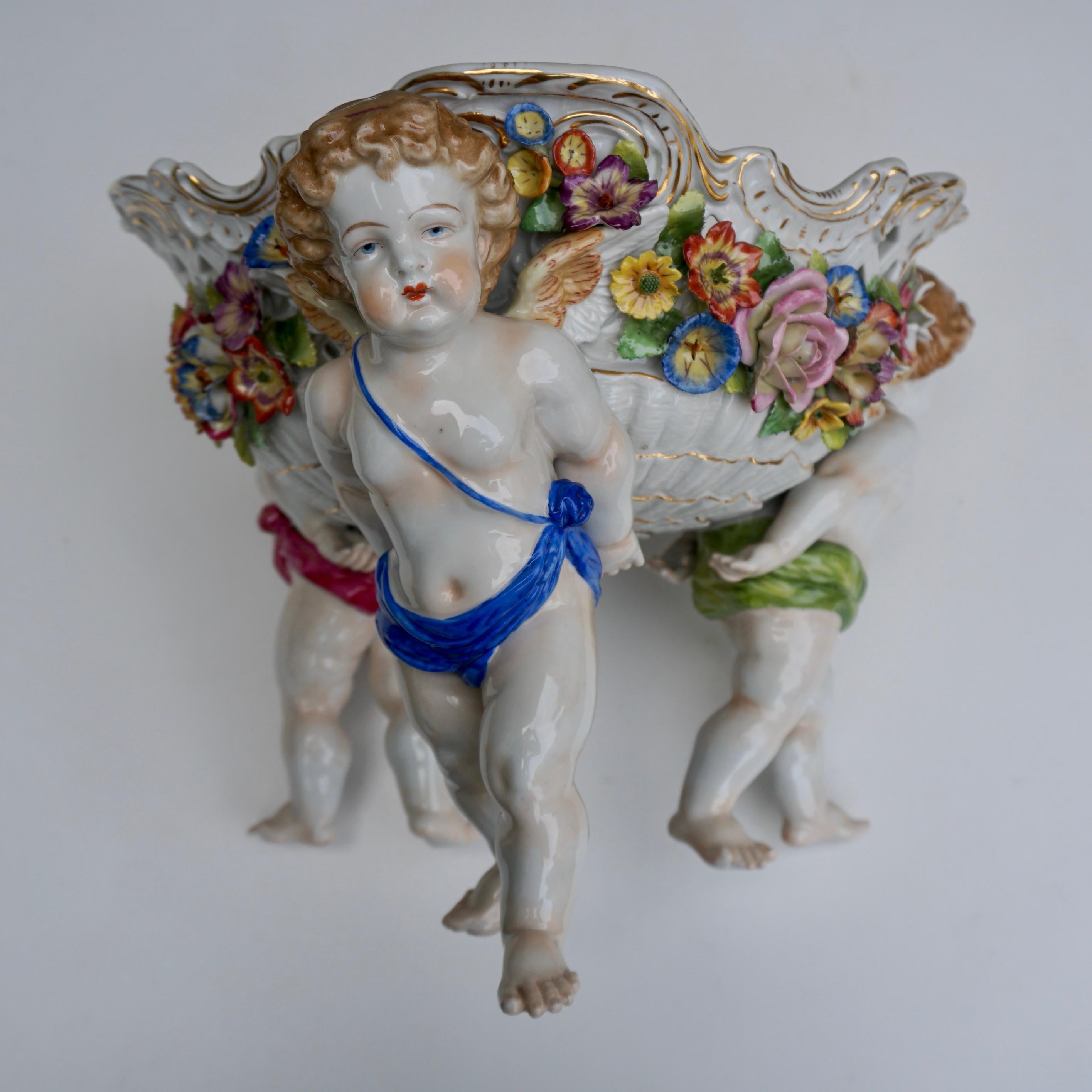Jardinière ou bol de centre de table en porcelaine viennoise du 19e siècle avec chérubin figuratif en vente 5