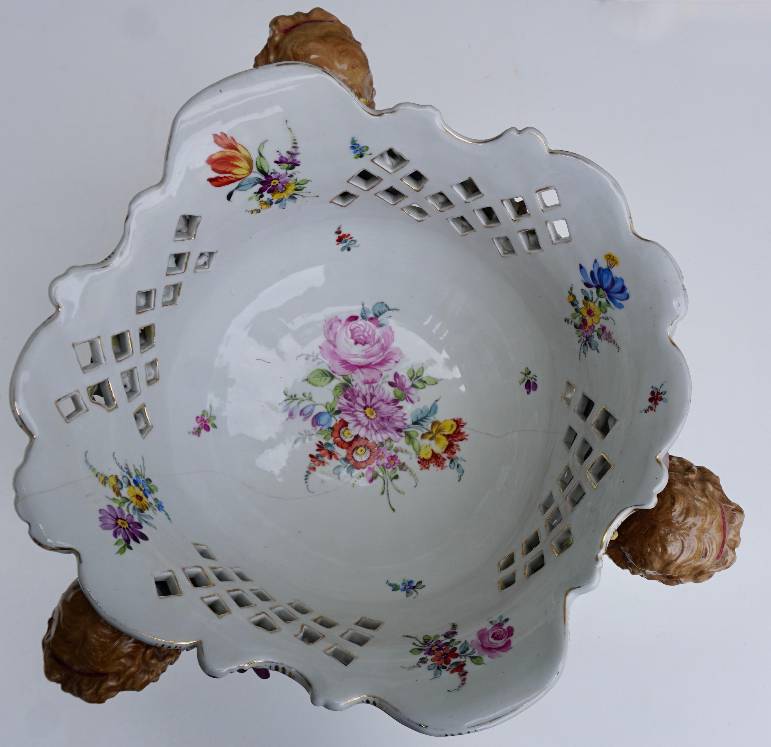 Jardinière ou bol de centre de table en porcelaine viennoise du 19e siècle avec chérubin figuratif en vente 6