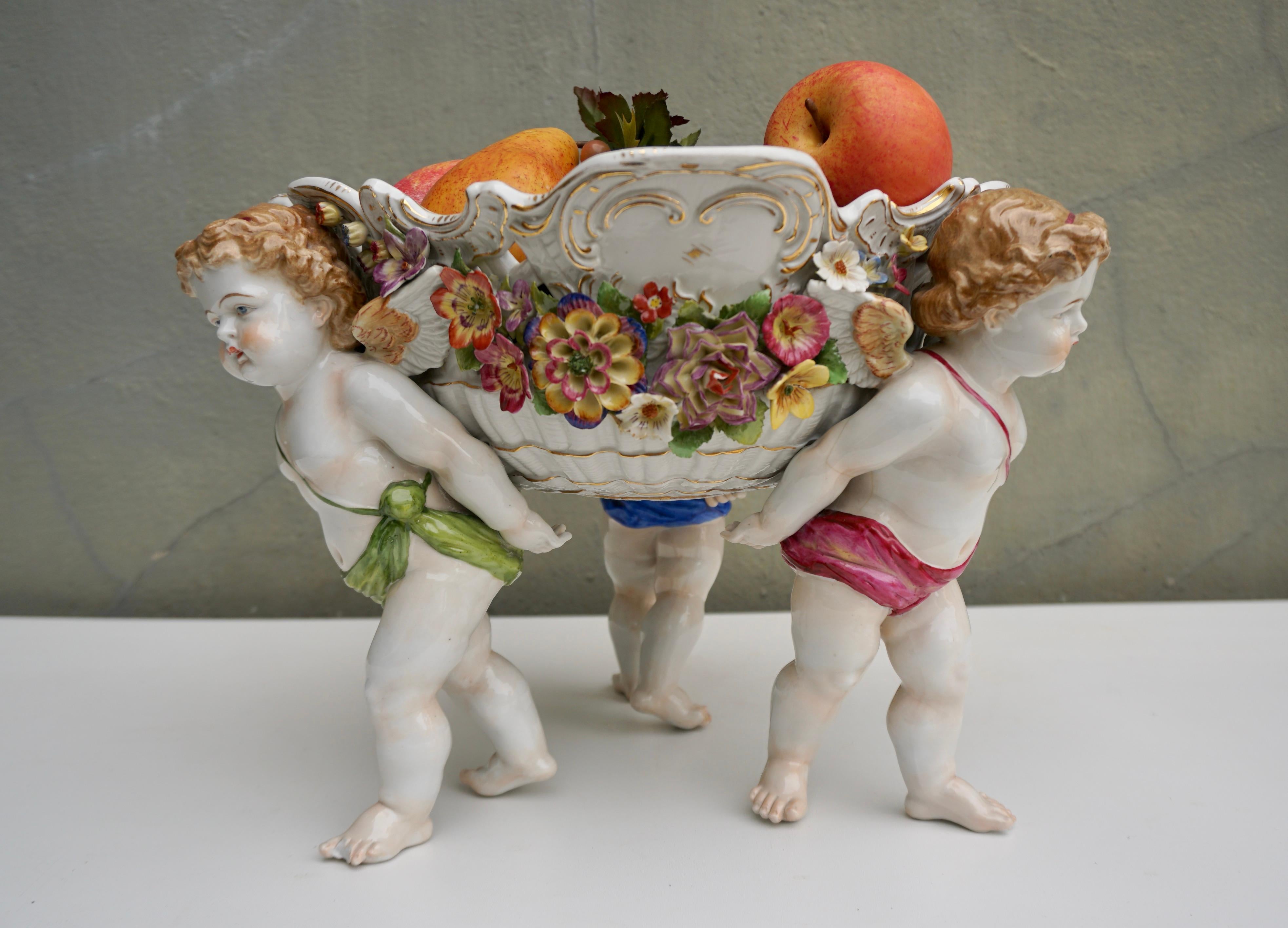 Hollywood Regency Jardinière ou bol de centre de table en porcelaine viennoise du 19e siècle avec chérubin figuratif en vente