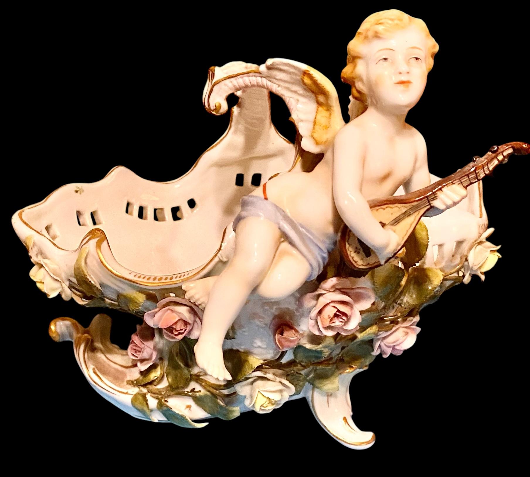 19. Jahrhundert Wiener Porzellan Figuraler Cherub Jardinière oder Tafelaufsatz Schale (Französisch) im Angebot