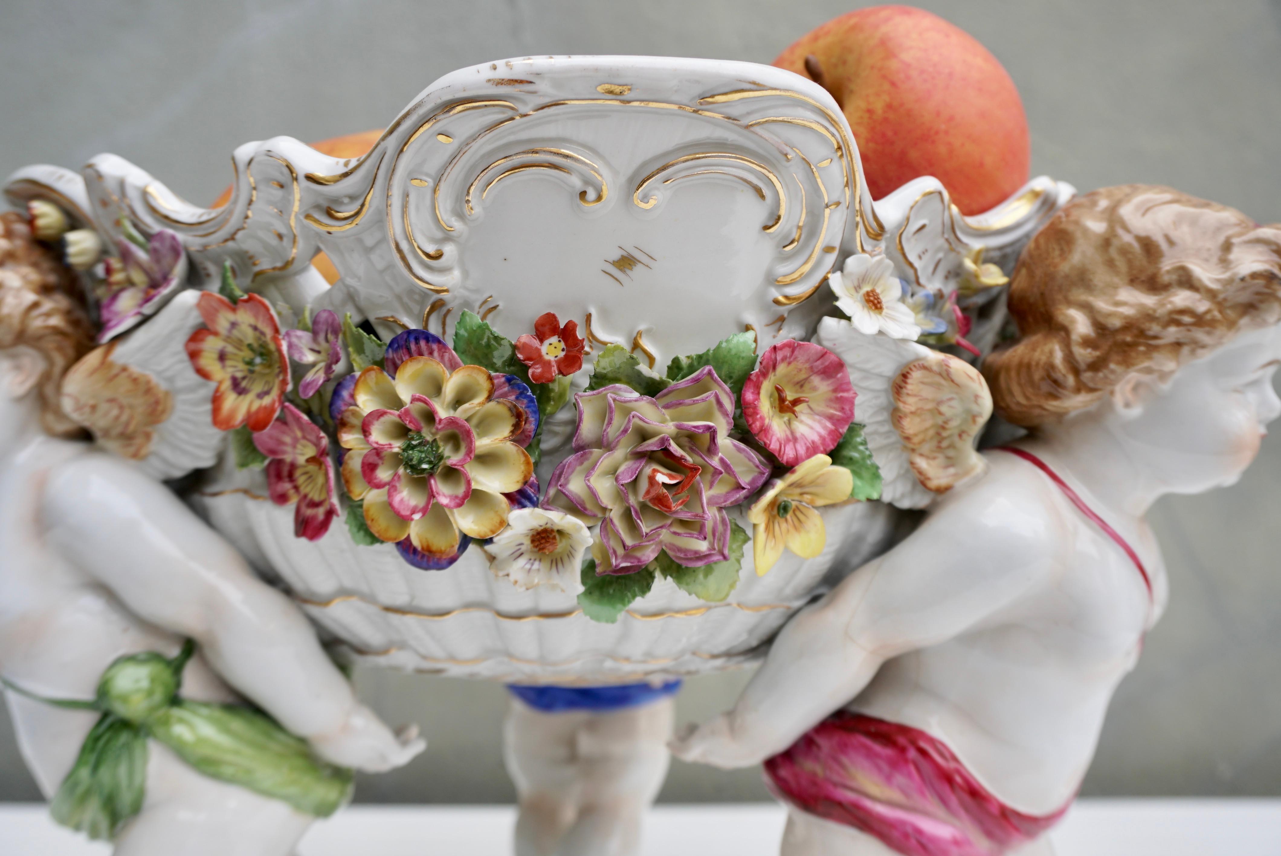 Autrichien Jardinière ou bol de centre de table en porcelaine viennoise du 19e siècle avec chérubin figuratif en vente