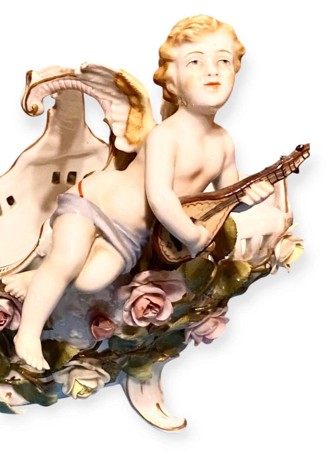 19. Jahrhundert Wiener Porzellan Figuraler Cherub Jardinière oder Tafelaufsatz Schale (Vergoldet) im Angebot