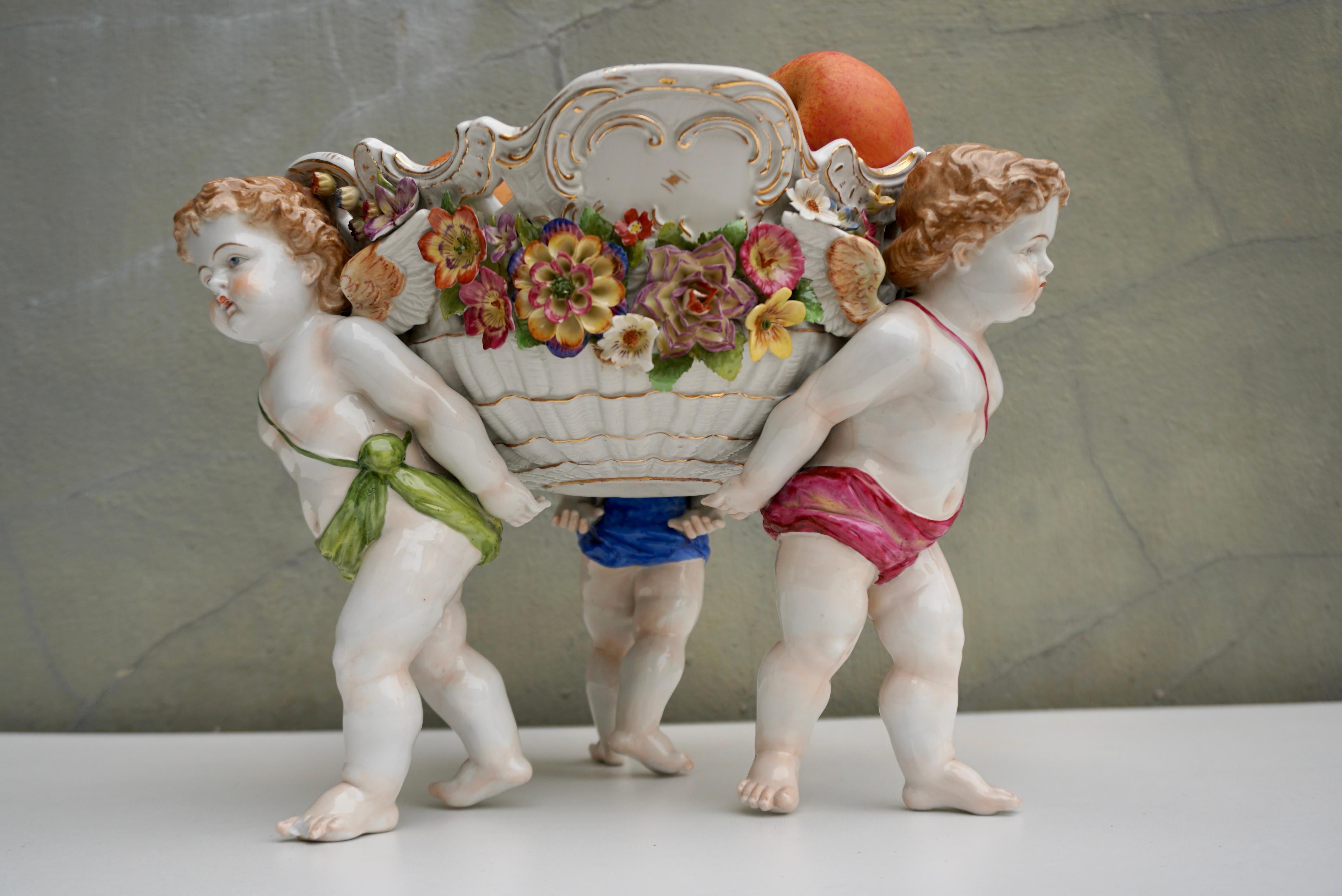 Jardinière ou bol de centre de table en porcelaine viennoise du 19e siècle avec chérubin figuratif Bon état - En vente à Antwerp, BE