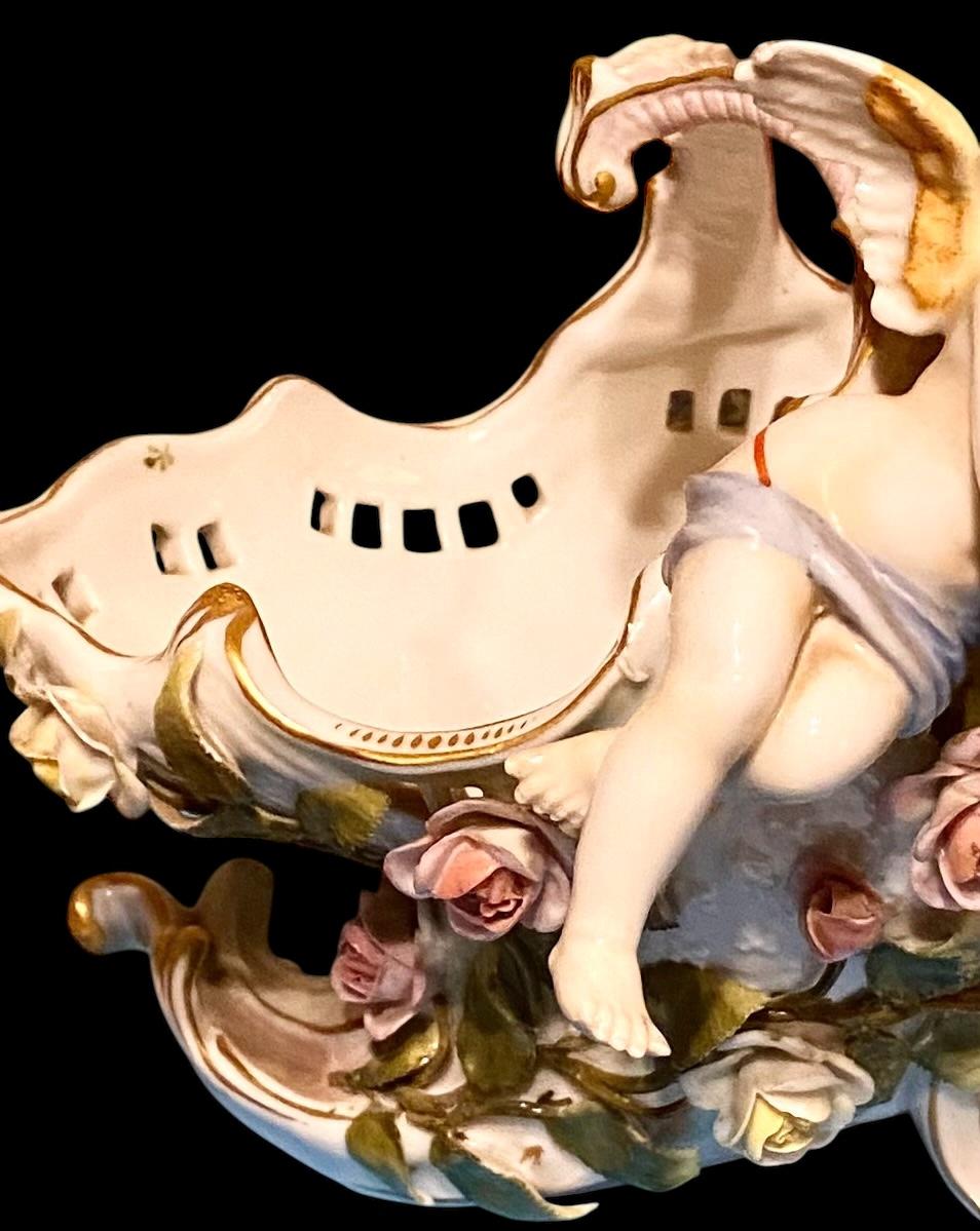 19. Jahrhundert Wiener Porzellan Figuraler Cherub Jardinière oder Tafelaufsatz Schale im Zustand „Gut“ im Angebot in New Orleans, LA