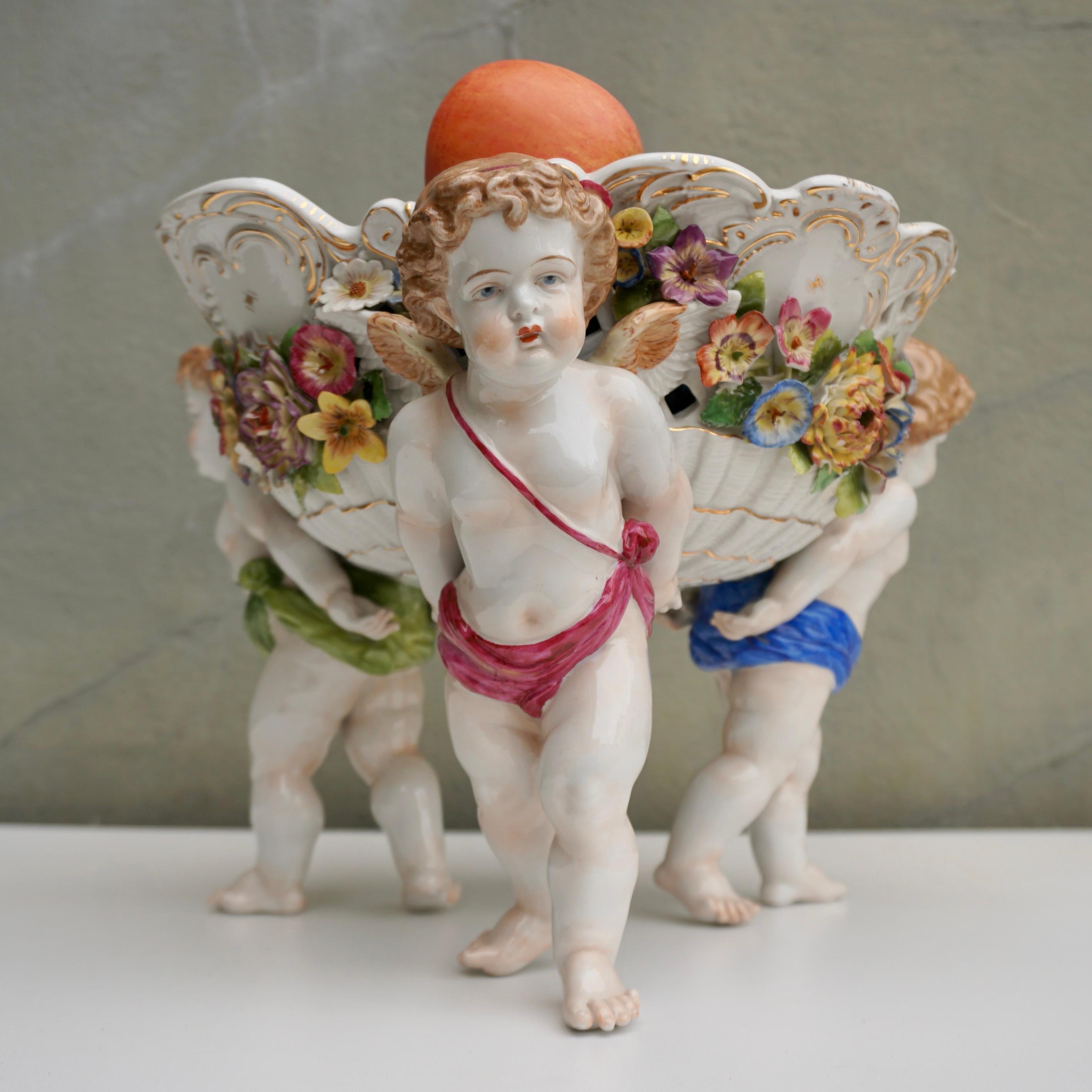 XIXe siècle Jardinière ou bol de centre de table en porcelaine viennoise du 19e siècle avec chérubin figuratif en vente