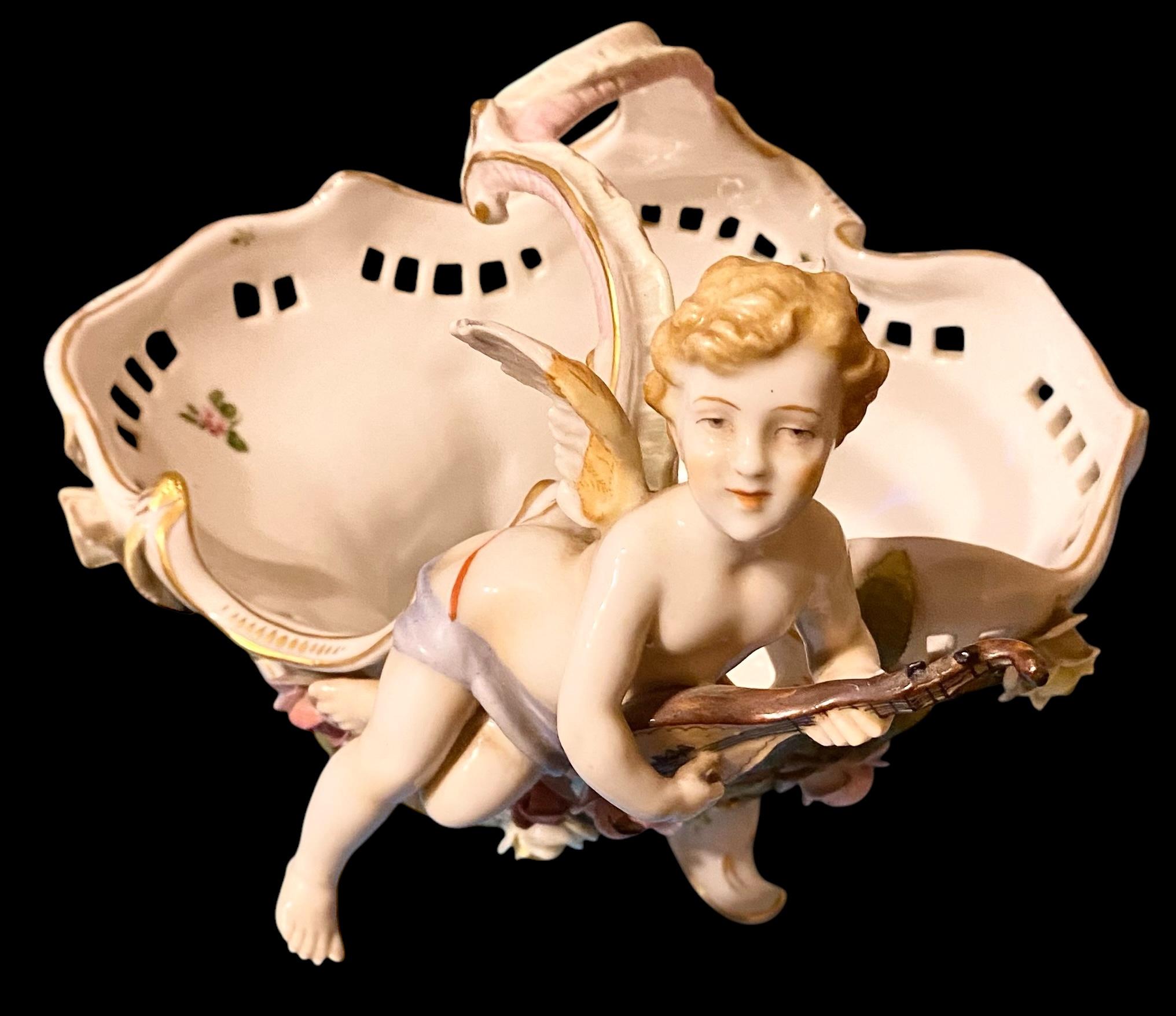 19. Jahrhundert Wiener Porzellan Figuraler Cherub Jardinière oder Tafelaufsatz Schale (Spätes 19. Jahrhundert) im Angebot