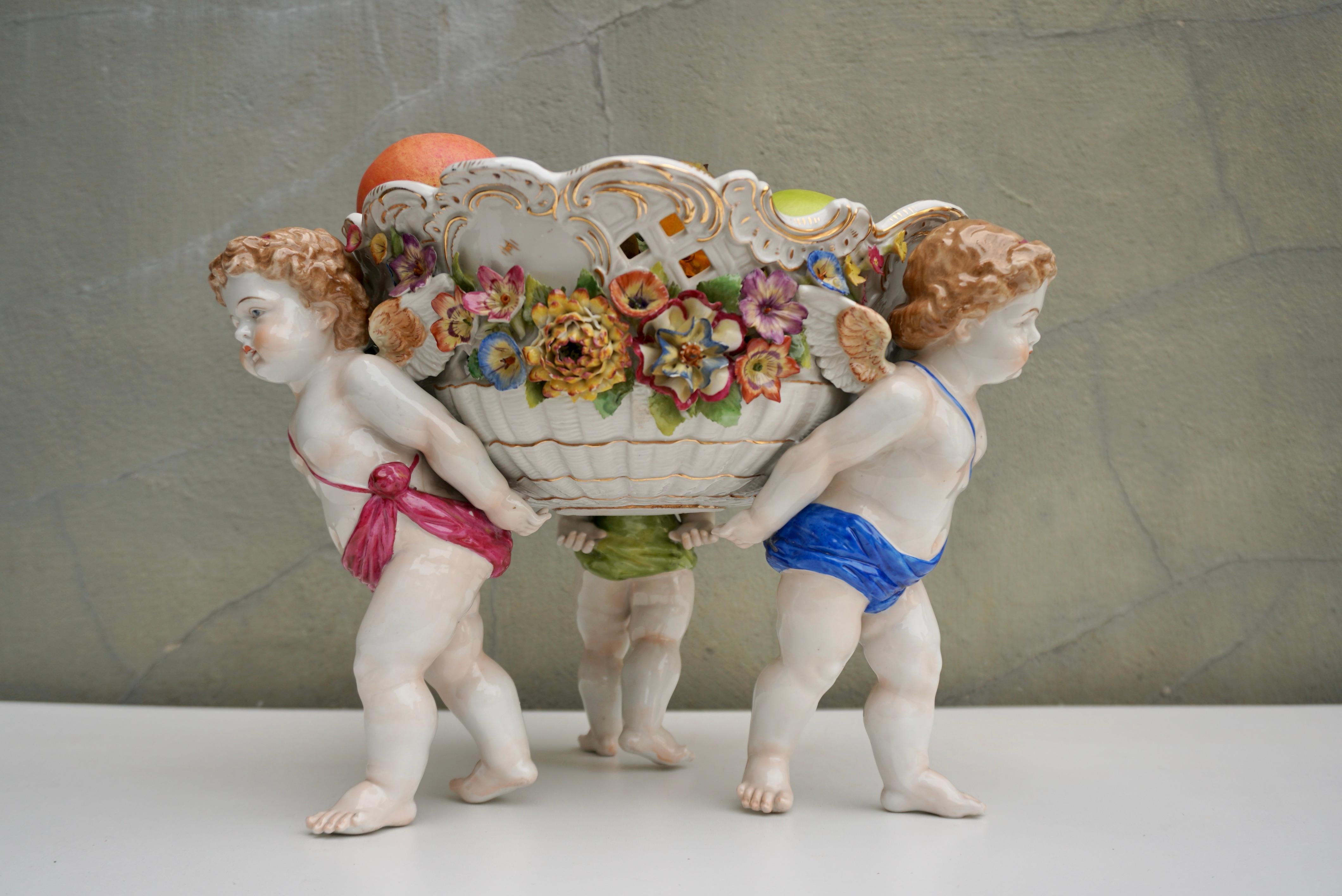 Porcelaine Jardinière ou bol de centre de table en porcelaine viennoise du 19e siècle avec chérubin figuratif en vente