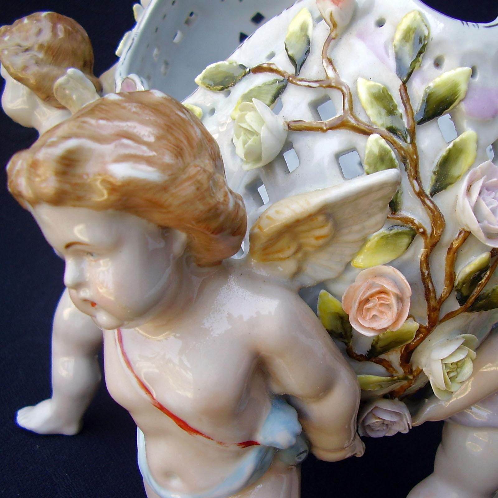 Jardinière ou coupe de centre de table en porcelaine viennoise du 19ème siècle avec chérubin figuratif en vente 1