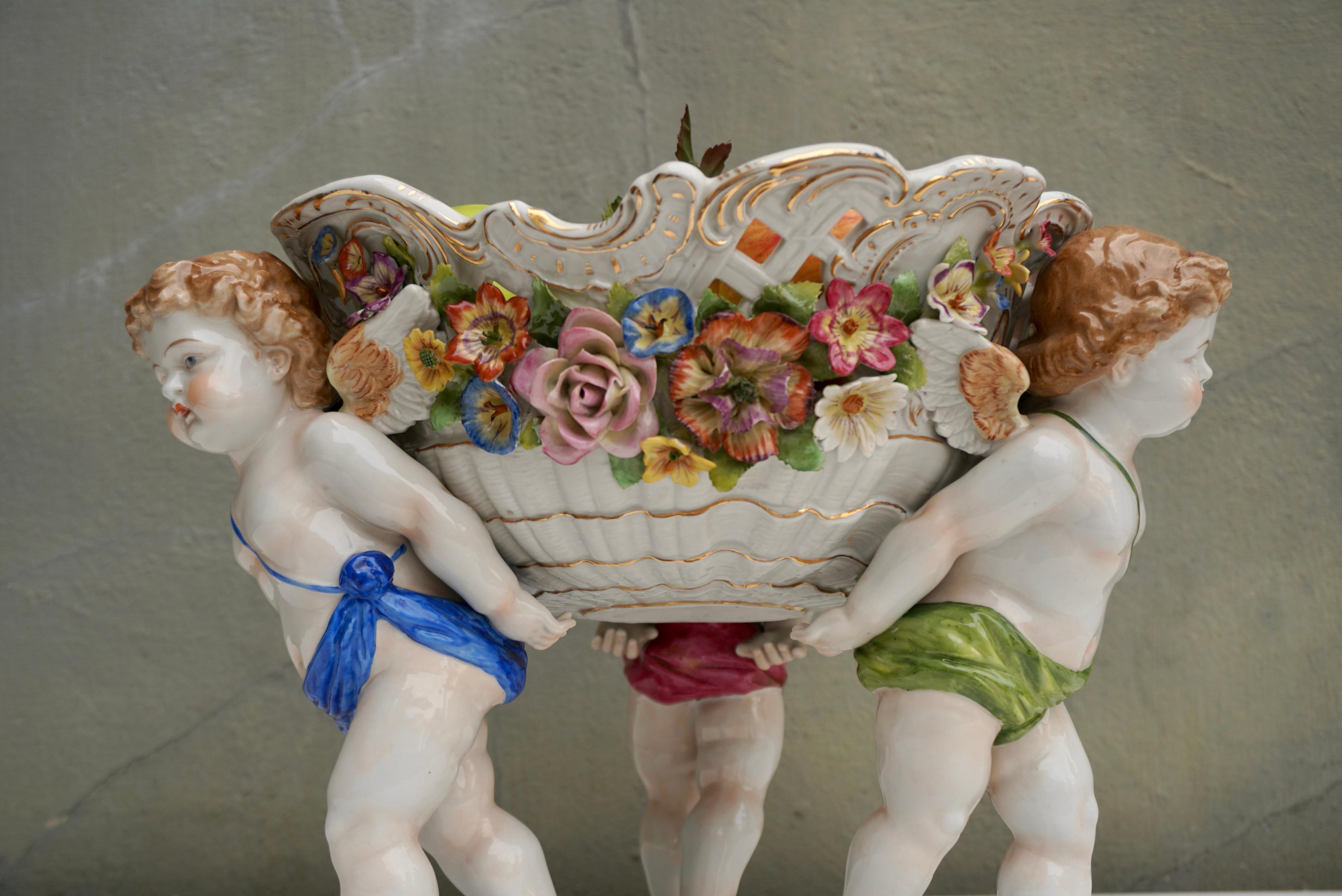Jardinière ou bol de centre de table en porcelaine viennoise du 19e siècle avec chérubin figuratif en vente 1