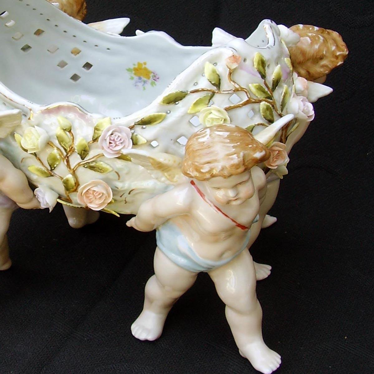 Jardinière ou coupe de centre de table en porcelaine viennoise du 19ème siècle avec chérubin figuratif en vente 2