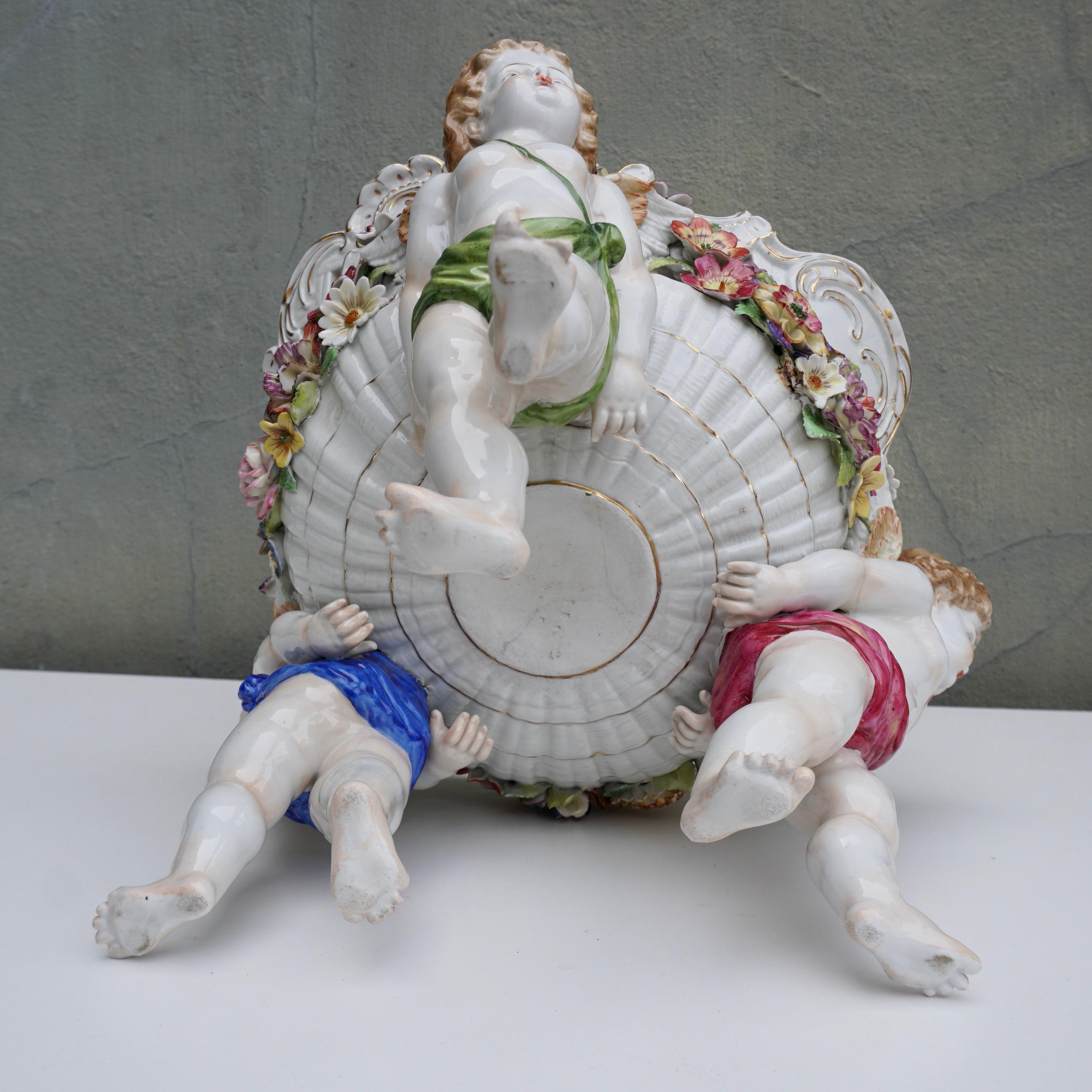 Jardinière ou bol de centre de table en porcelaine viennoise du 19e siècle avec chérubin figuratif en vente 2