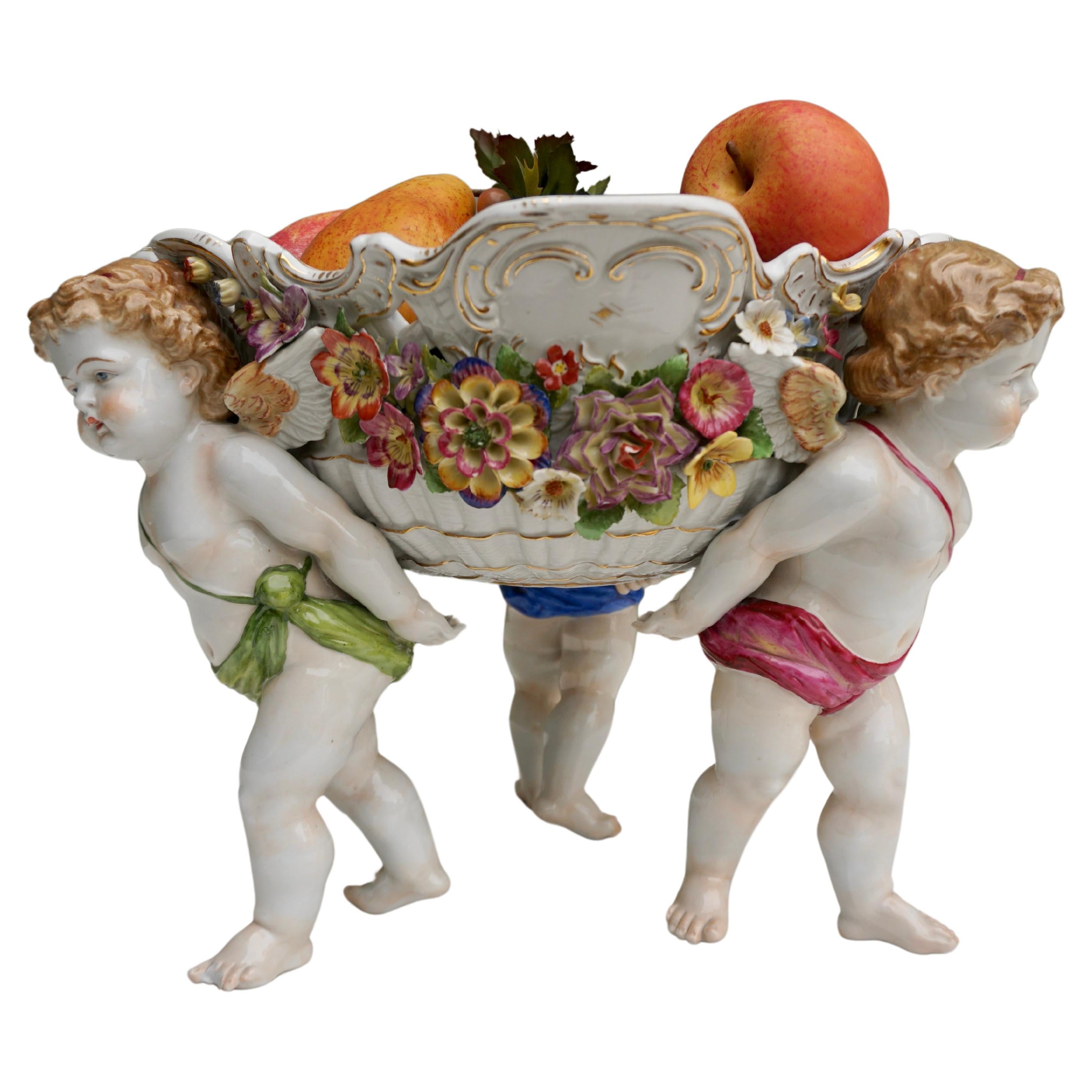 Jardinière ou bol de centre de table en porcelaine viennoise du 19e siècle avec chérubin figuratif