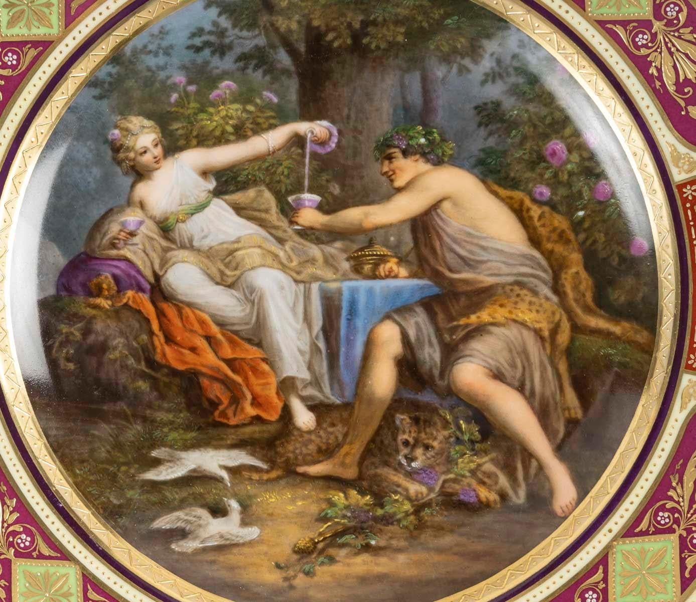 Assiette en porcelaine viennoise du XIXe siècle, période Napoléon III.

Assiette en porcelaine viennoise du XIXe siècle, d'époque Napoléon III, représentant une femme versant du vin à... Bacchus.
H : 2cm, D : 24cm