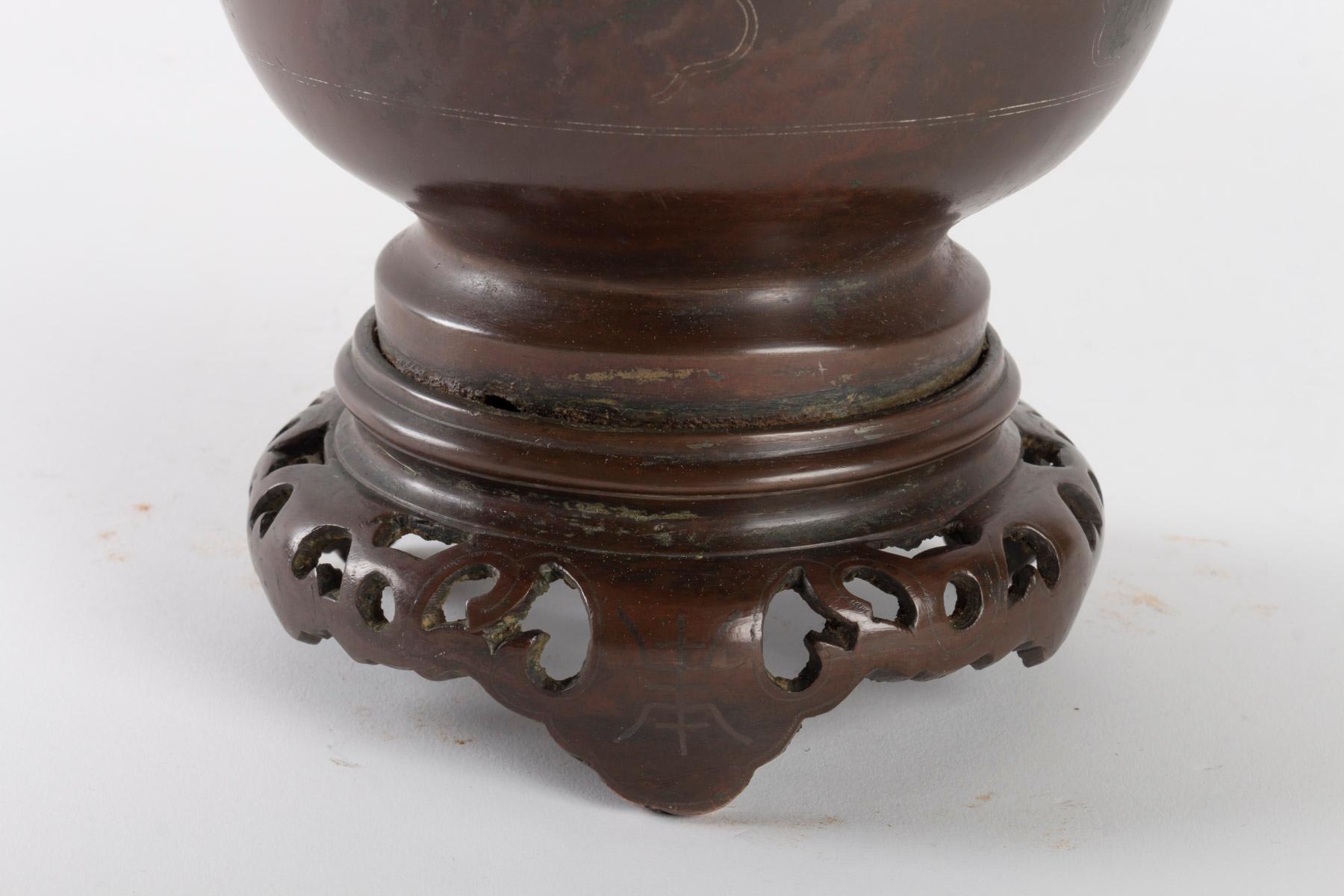 19th century Vietnamese bronze vase with silver and copper inlay
Measures: H 54cm, D 17cm.