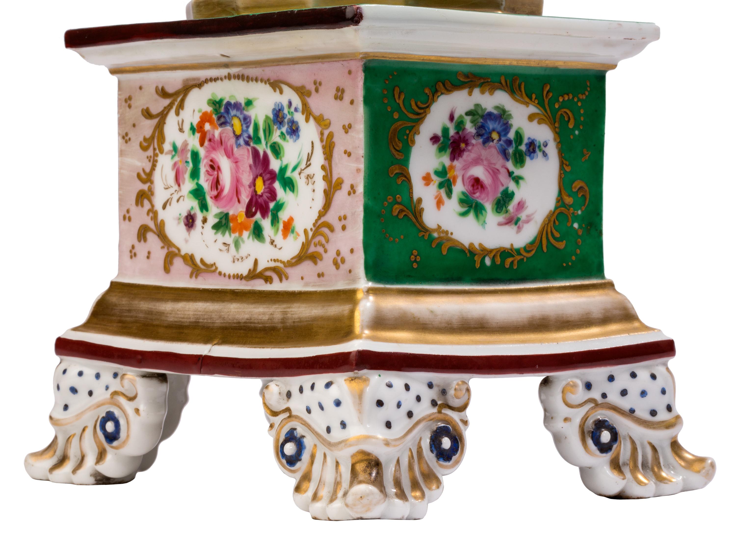 19. Jahrhundert Vieux Paris / Old Paris Porzellanurne mit erhabenen vergoldeten Details im Angebot 4