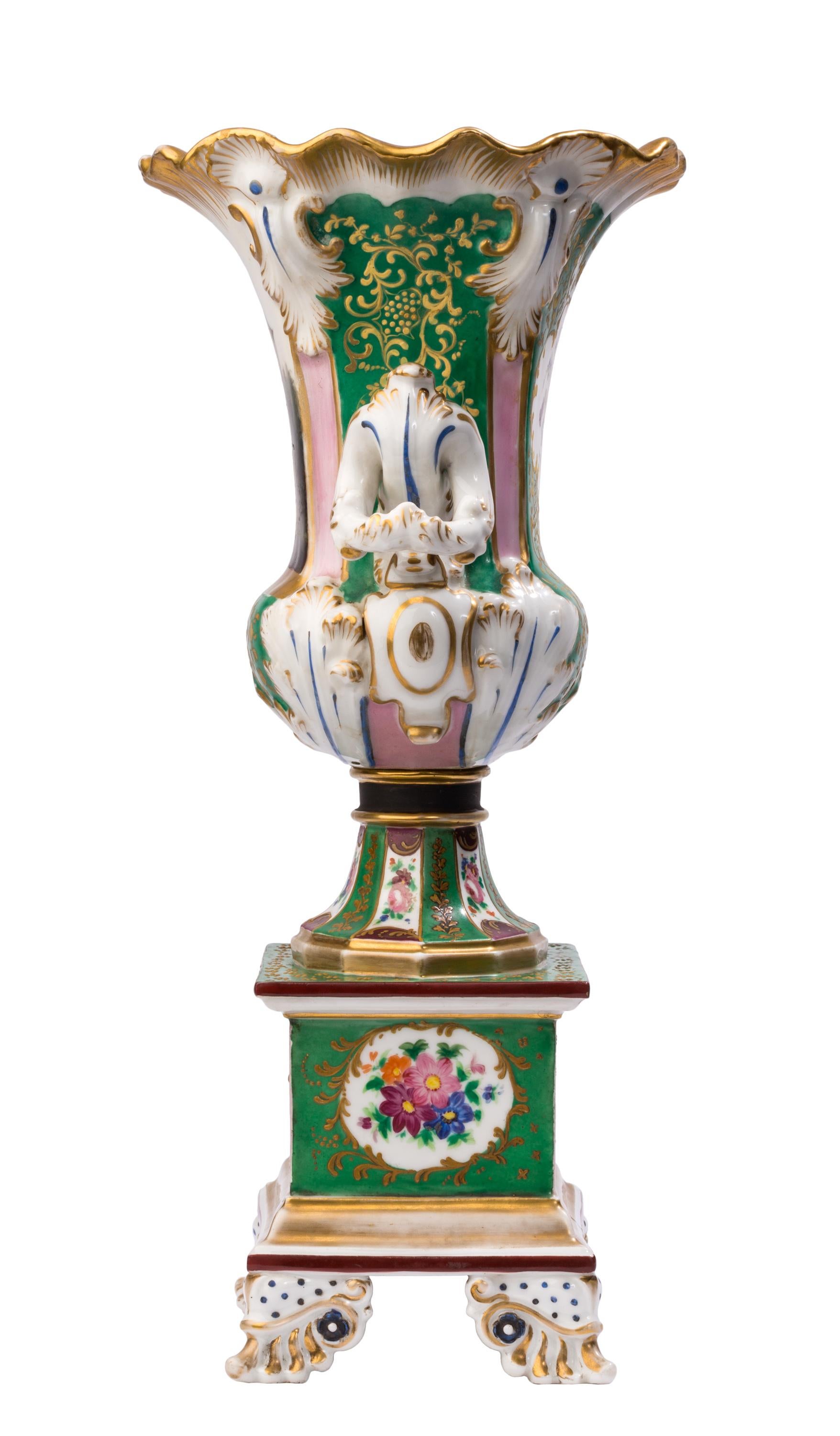 Néo-rococo Urne en porcelaine Vieux Paris/Old Paris du 19ème siècle avec détails dorés en relief en vente