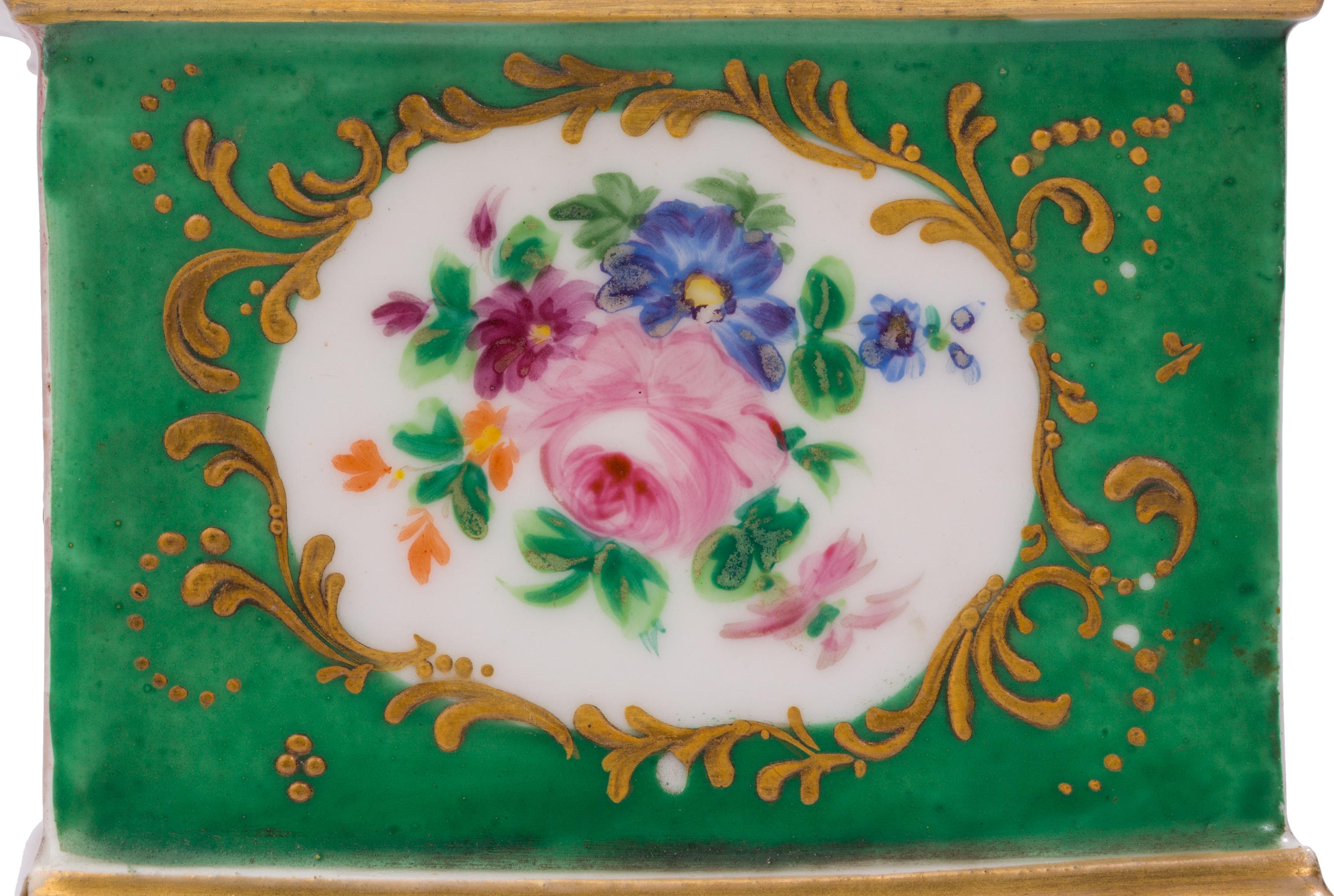 19. Jahrhundert Vieux Paris / Old Paris Porzellanurne mit erhabenen vergoldeten Details (Handbemalt) im Angebot