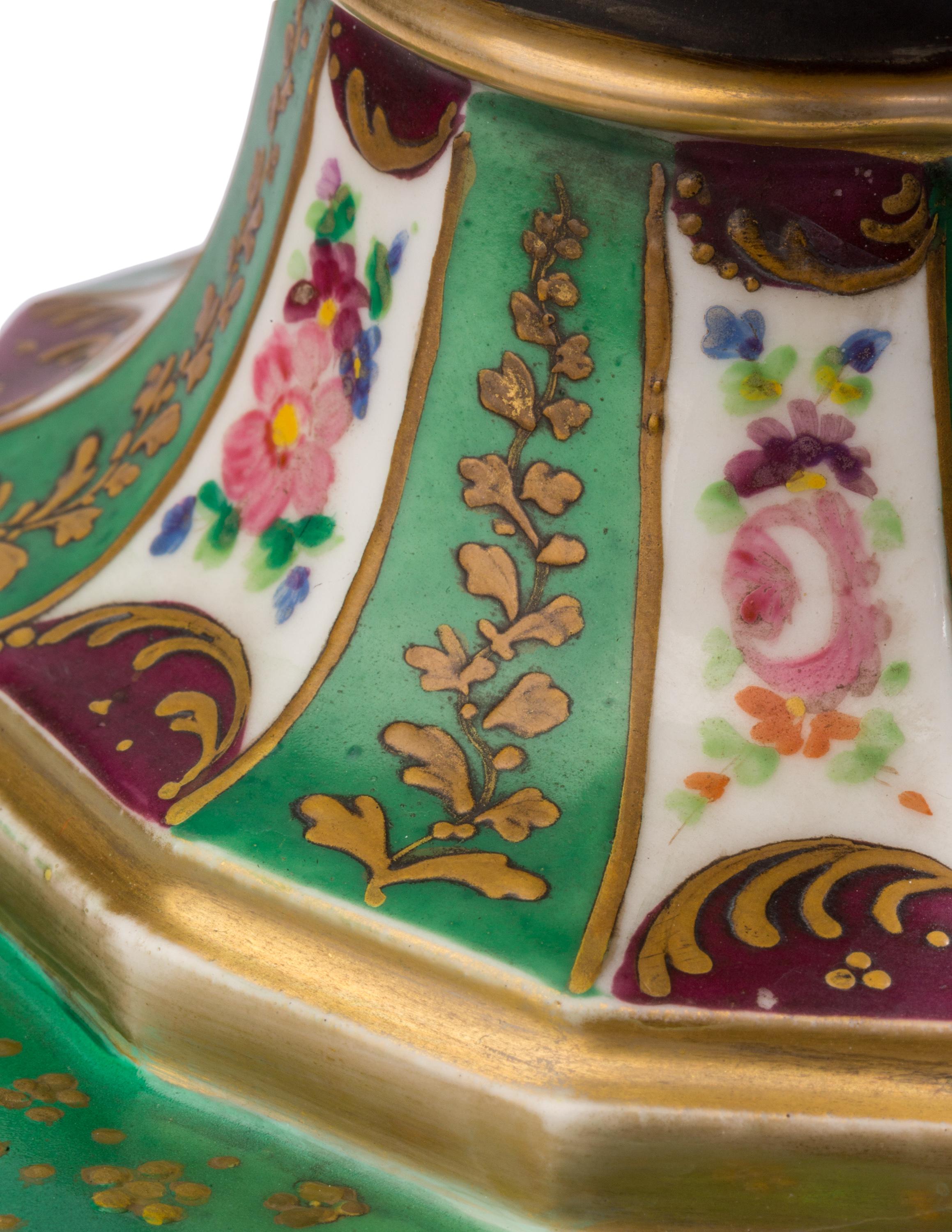 19th Century Vieux Paris / Old Paris Porcelain Urn with Raised Gilt Detailing In Good Condition For Sale In Madrid, ES