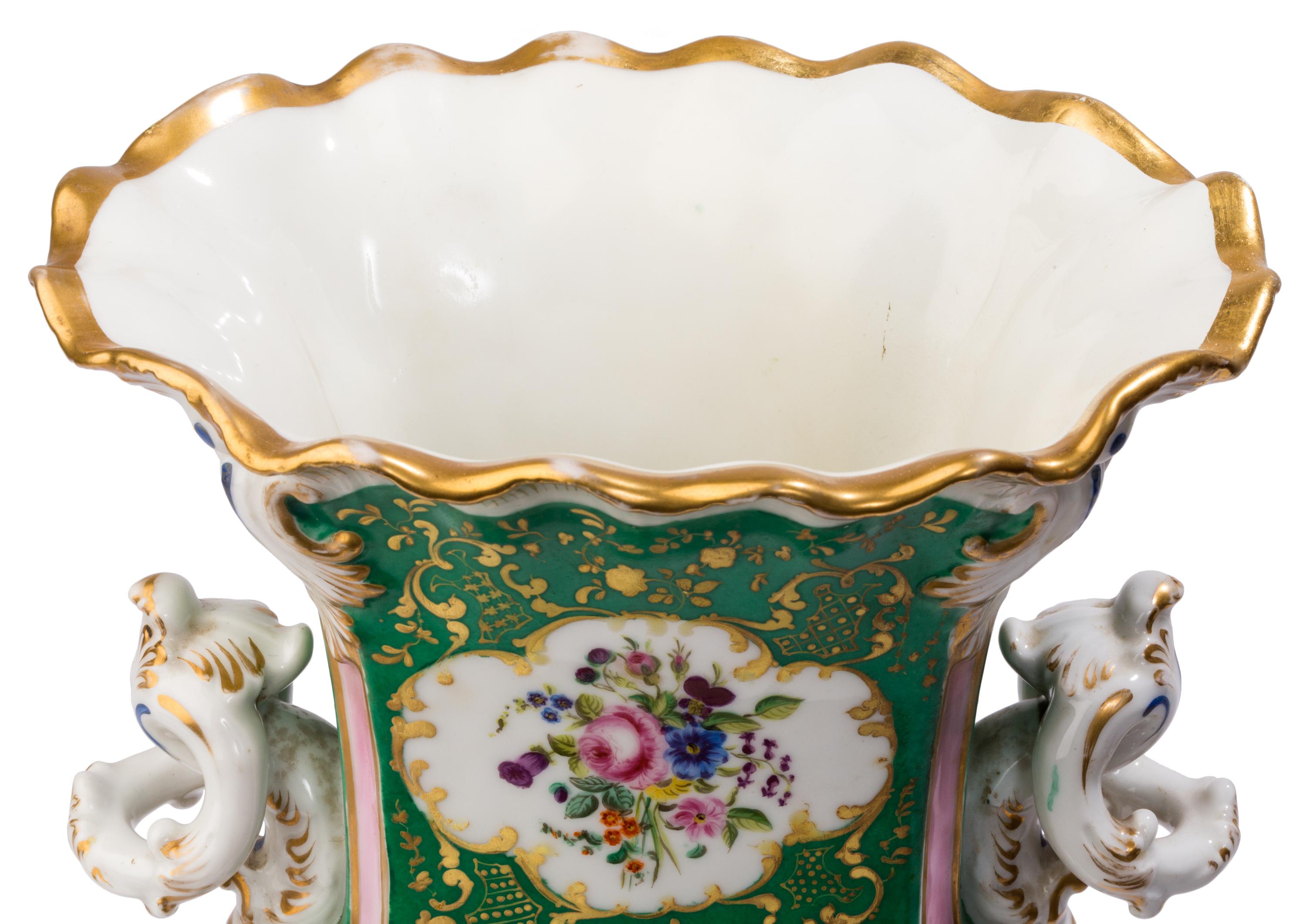 Porcelaine Urne en porcelaine Vieux Paris/Old Paris du 19ème siècle avec détails dorés en relief en vente