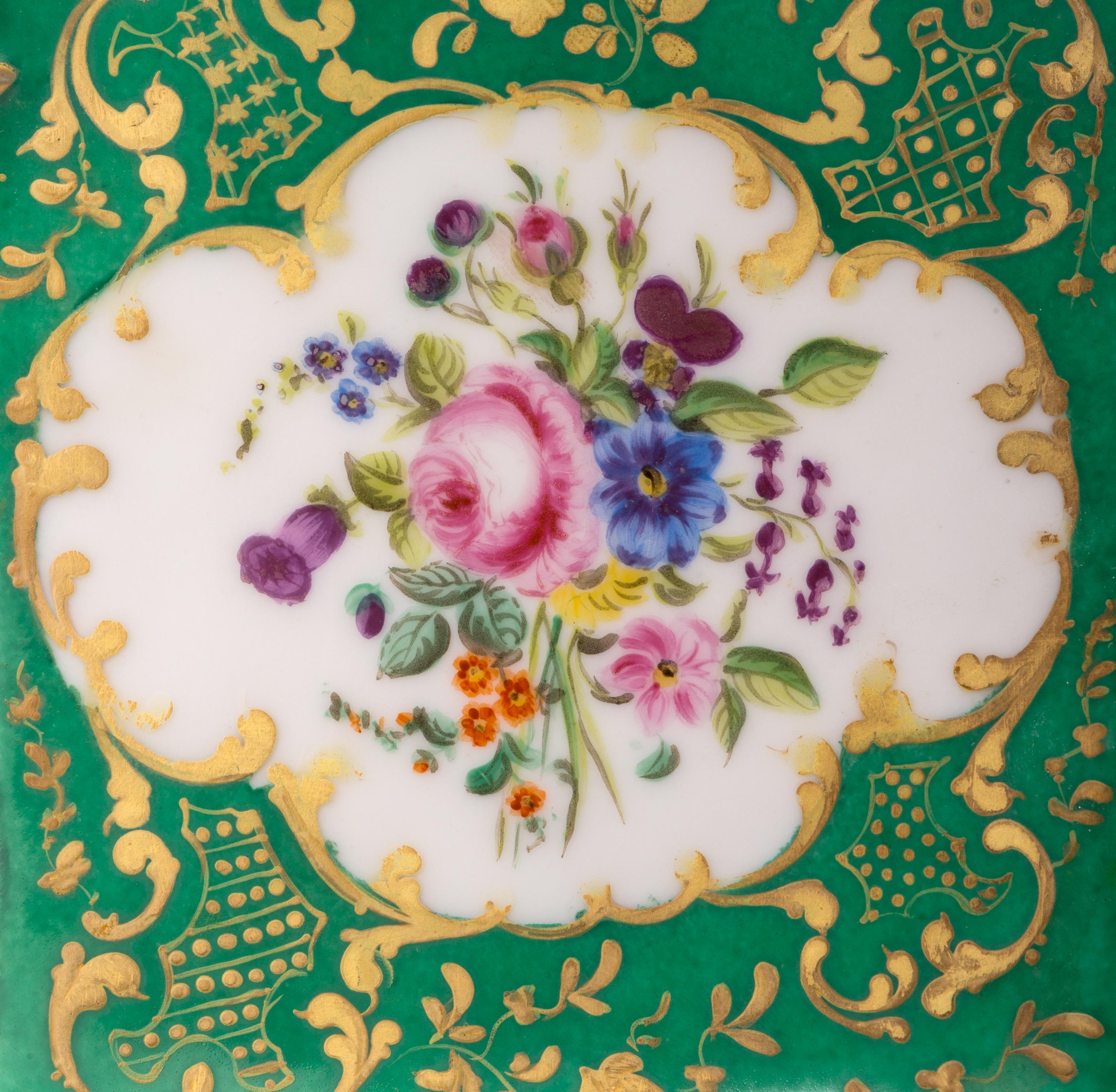 19. Jahrhundert Vieux Paris / Old Paris Porzellanurne mit erhabenen vergoldeten Details im Angebot 3