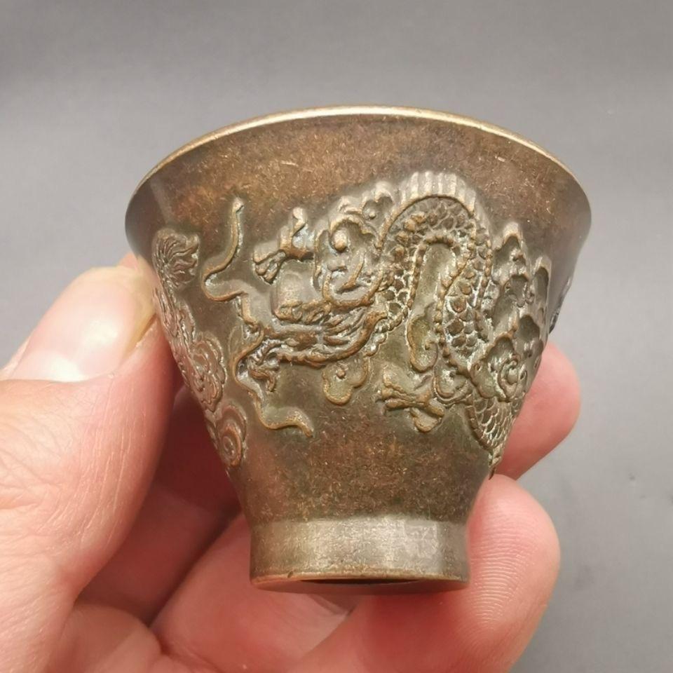 This vintage Chinese dragon cup  is a truly unique and special collectible piece, the bottom is with a character mark Qian 乾.

Cup Details:
Material: bronze
5 cm high
3.6 cm mouth diameter
Originating from China
19th century.