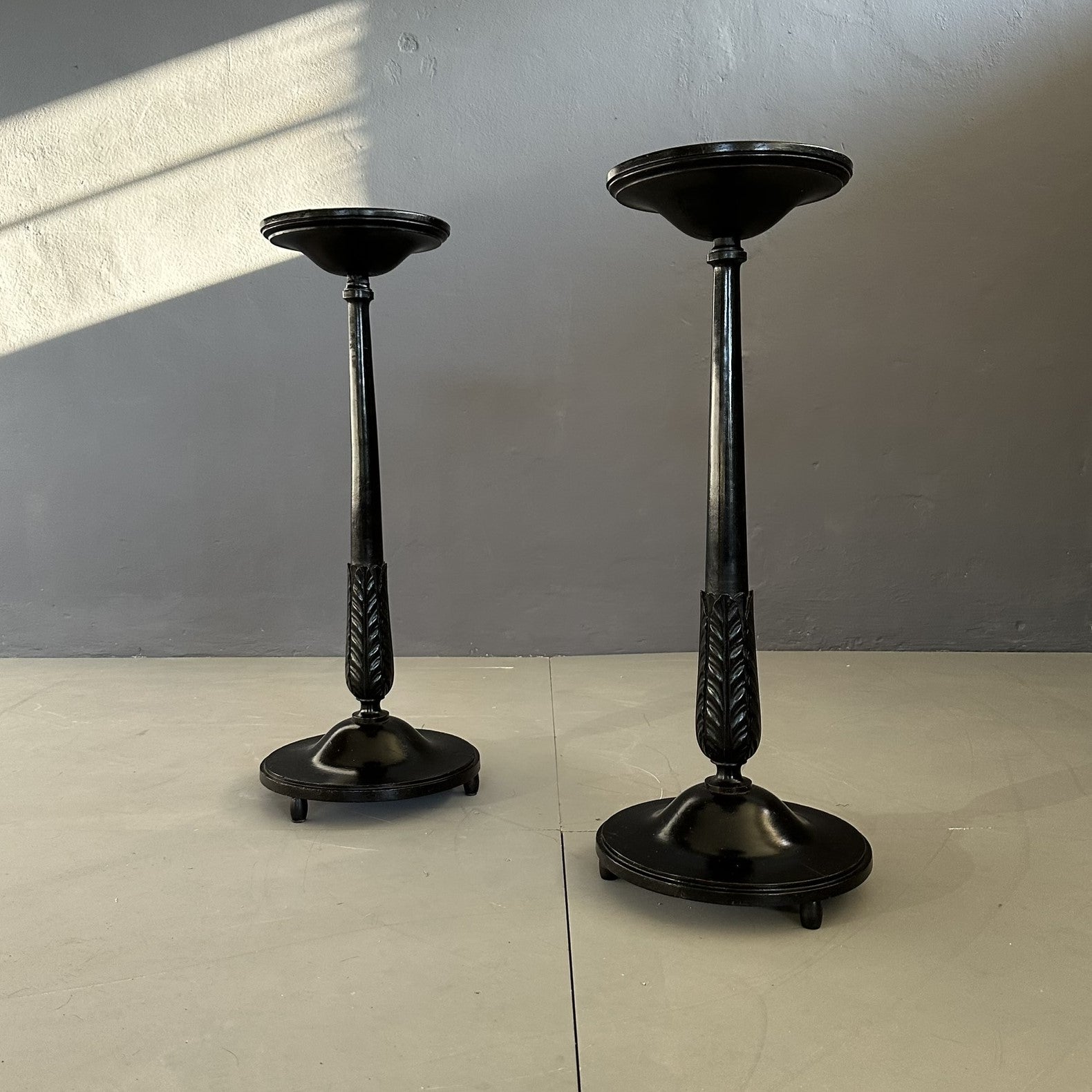 Columnas de época, de finales del siglo XIX, fabricación italiana. Las columnas tienen una estructura de madera teñida de negro con decoraciones barrocas a lo largo del fuste central.

La estructura permite colocar objetos en la parte final de la