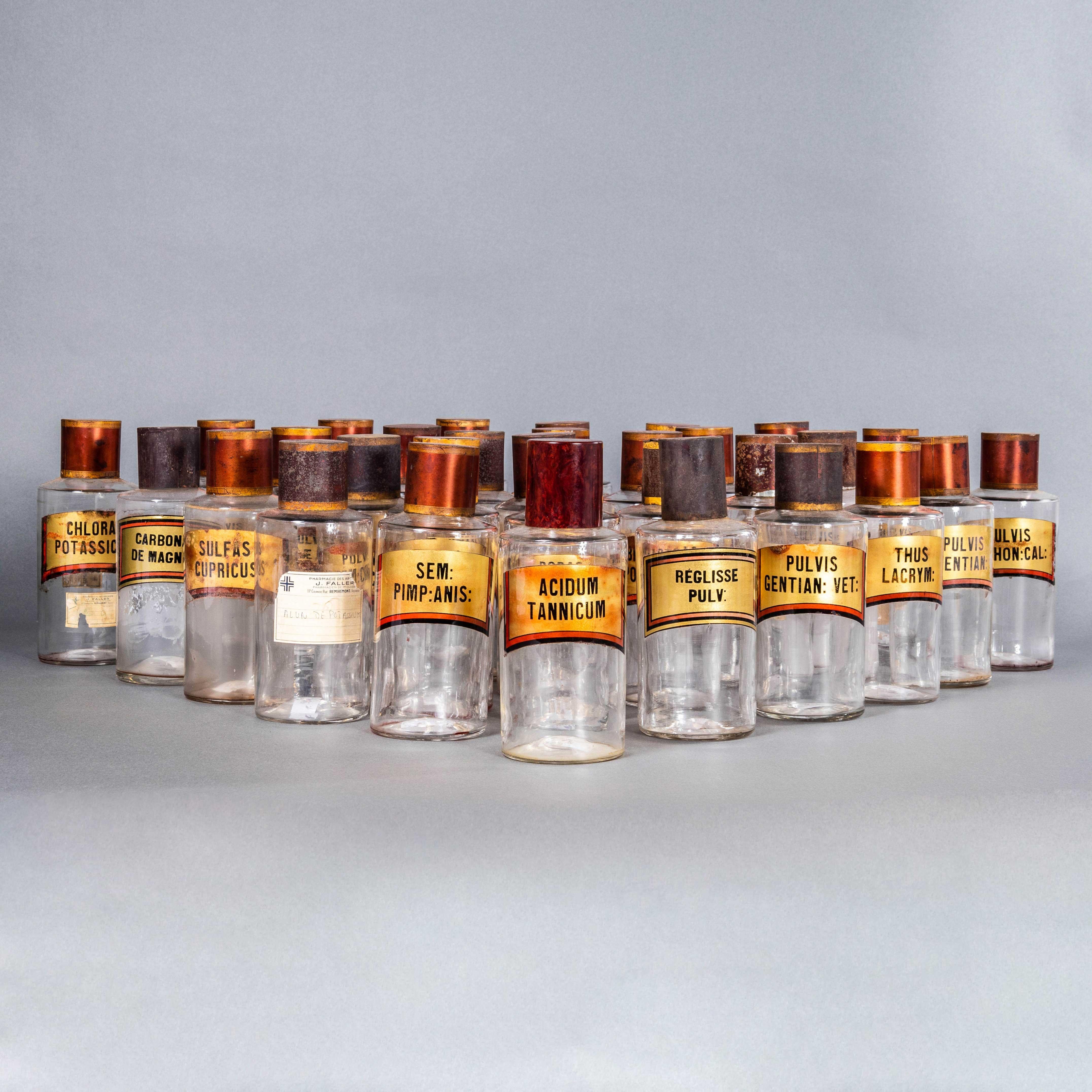 19ème siècle Vintage Pharmacy Jars French - Bonne quantité disponible. 

Il est extrêmement rare d'avoir une telle quantité de ces récipients en verre de pharmacie française tout à fait originaux. Les bocaux sont en verre soufflé à la bouche et