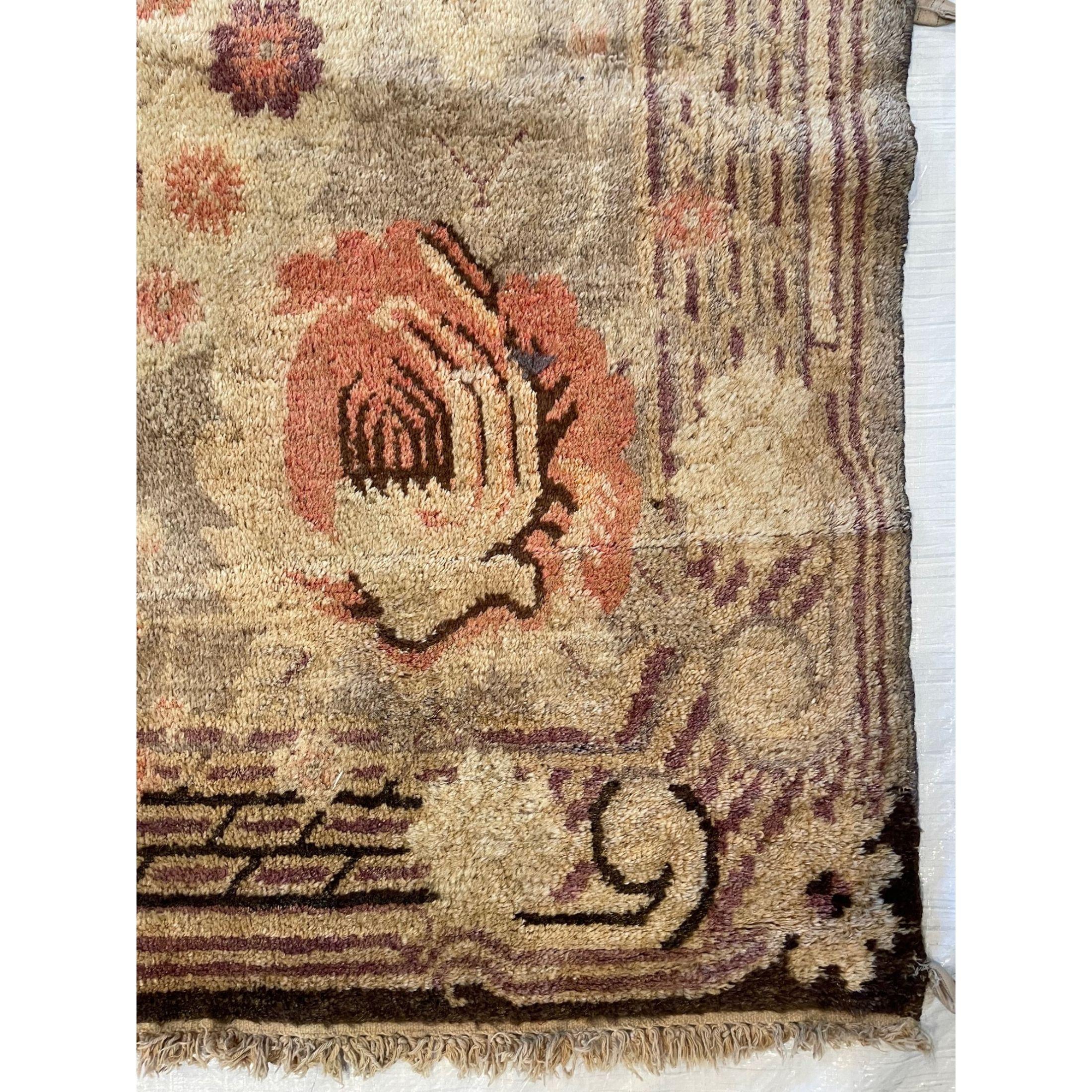 Tapis anciens de Samarcande : L'oasis désertique de Khotan était une étape importante sur la route de la soie. Les habitants de Khotan étaient des noueurs de tapis experts qui produisaient des tapis anciens de grande qualité pour le commerce